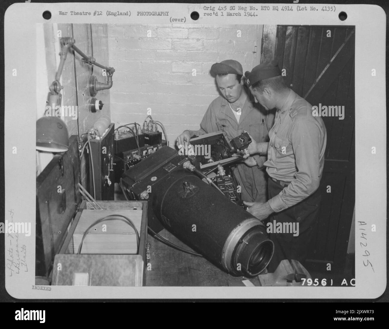 T/Sgt. Arthur Stole di Edwardsville, Ill., esamina Un'unità di controllo Multi-Camera prima di essere inserita in questo Lockheed P-38 del 7th Photo Group a Mount Farm, Inghilterra. 1 luglio 1943. Foto Stock