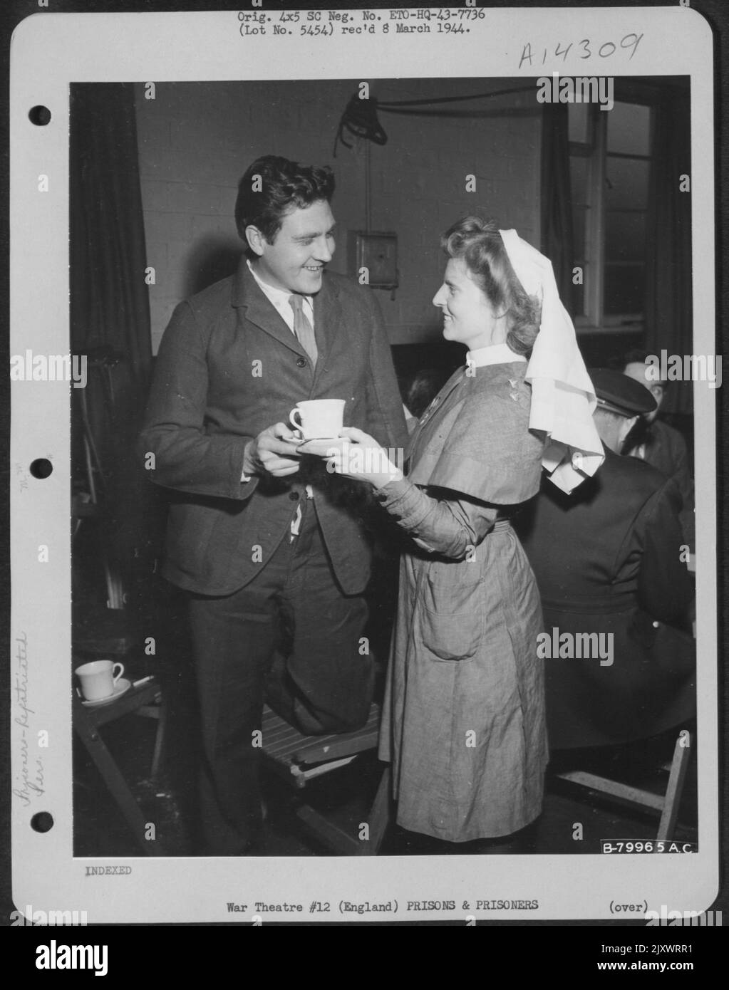 S/Sgt. Milton Williams riceve Una tazza di tè di benvenuto e un sorriso dall'infermiera M. Parkinson dopo essere arrivato da Un campo di prigionia tedesco a bordo della nave di scambio del prigioniero di guerra 'Atlantis'. Chester, Inghilterra, 26 ottobre 1943. Foto Stock