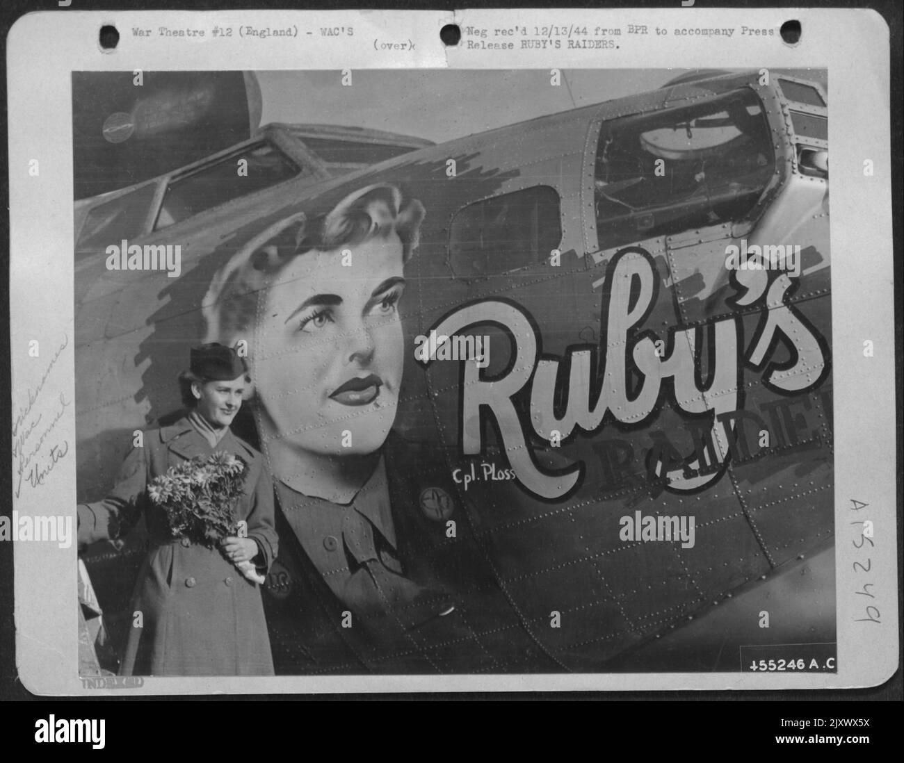 CPL. Ruby I. Newell, Long Beach, Calif., selezionato come il WAC più bello in Inghilterra in un concorso sponsorizzato dal giornale dell'esercito 'Stelle e strisce', si trova accanto al Boeing B-17 Flying ofrtress 'Ruby's Raiders,' chiamato per lei dagli anni '385th Foto Stock