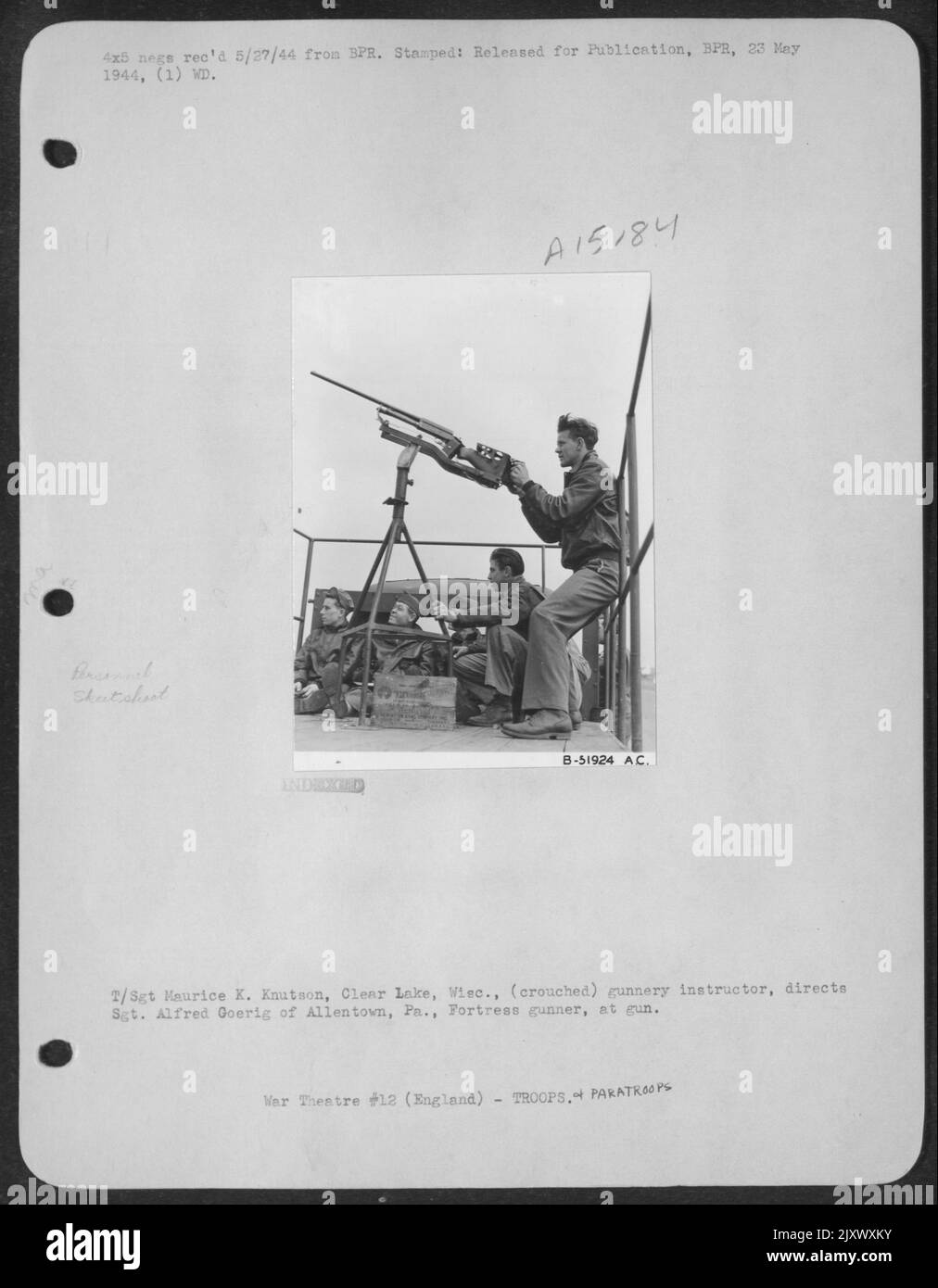 T/Sgt. Maurice K. Knutson, Clear Lake, Wisc., (accovacciato) istruttore di armi da fuoco, dirige Sgt. Alfred Goerig di Allentown, Pa., tiratore, a pistola. Foto Stock