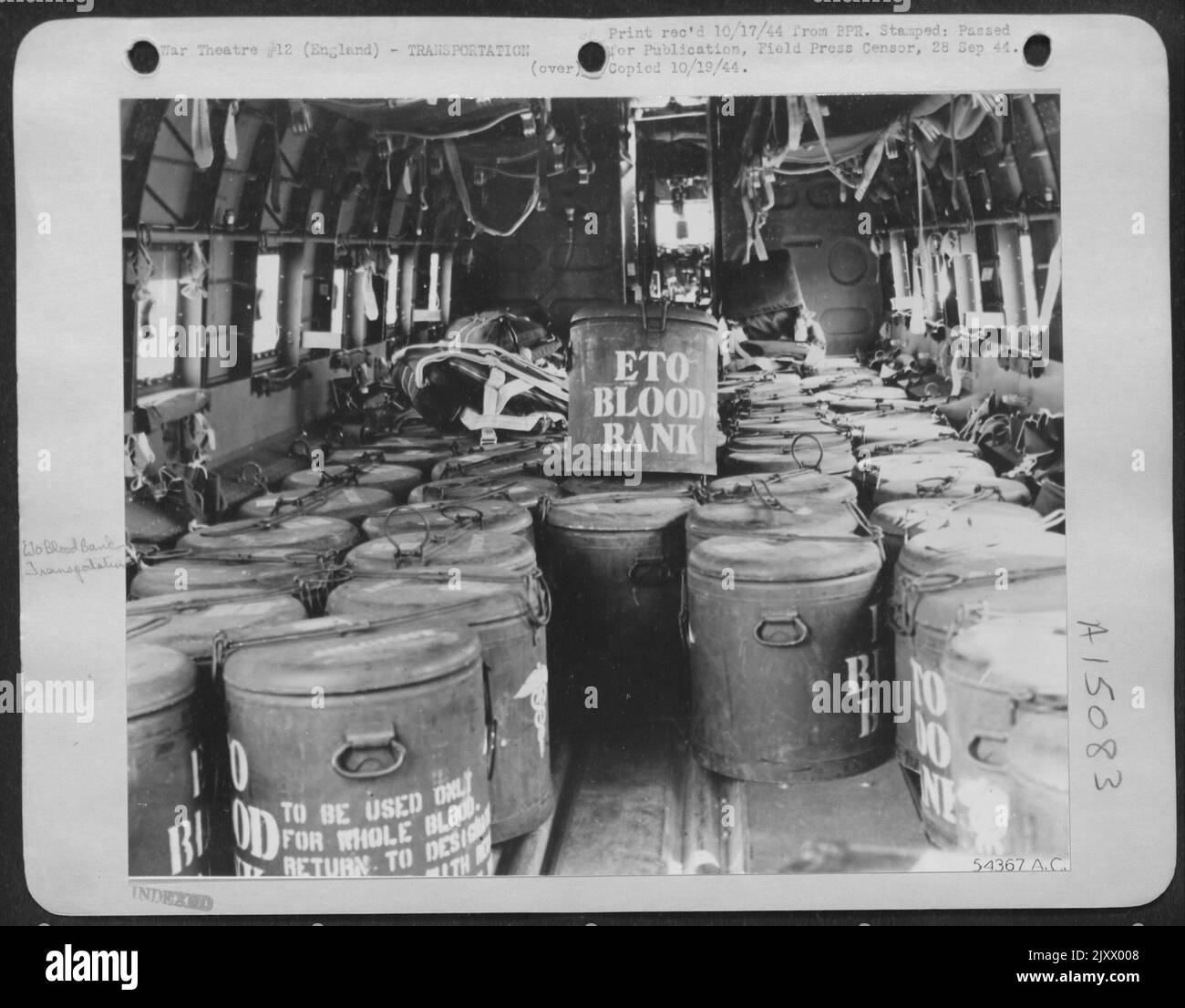 Ecco una delle ragioni del basso tasso di mortalità tra le vittime dello zio Sam nel continente. Douglas C-47 della Air Transport Wing che opera sotto il comando Air Service, prende sangue intero refrigerato GI-donato dall'ETO Beok Foto Stock