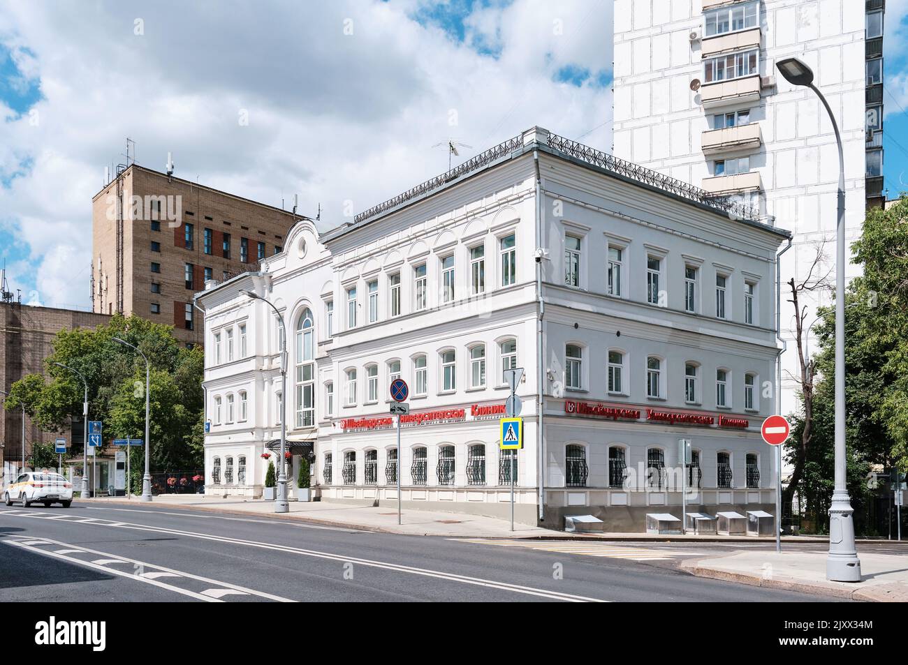 Una vecchia casa a tre piani costruita nel 1860 su via Nikoloyamskaya, attualmente ospita la clinica universitaria svizzera: Mosca, Russia - 29 luglio 2022 Foto Stock