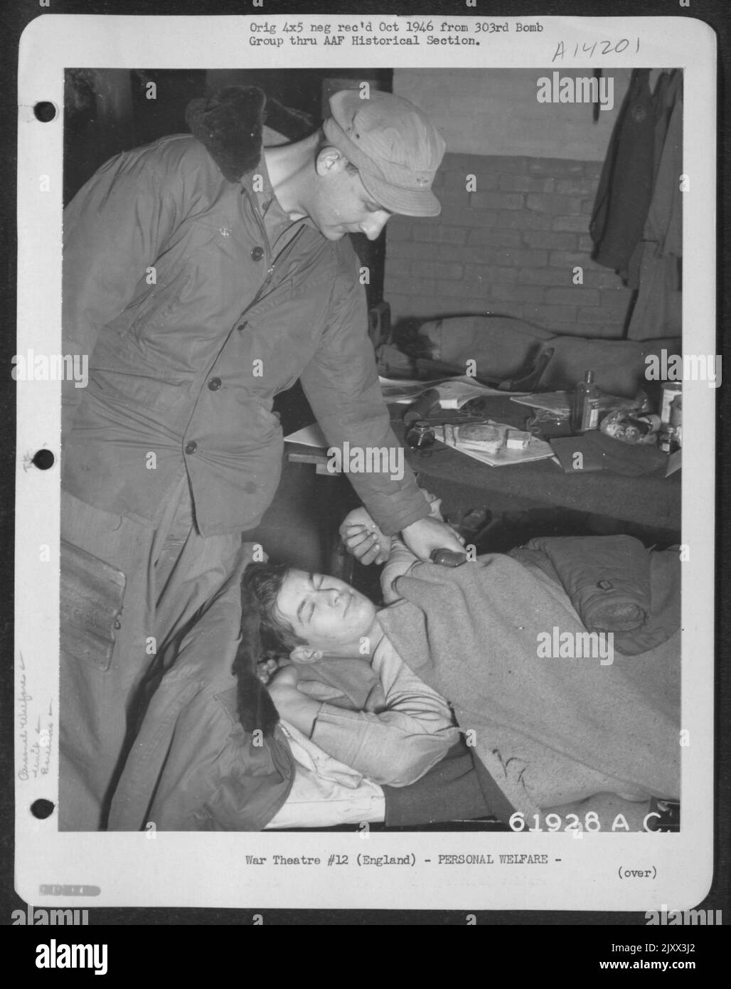 C.Q. (Charge of Quarters) risveglia uno dei membri dell'equipaggio del Gruppo bomba 303Rd che parteciperà alla Missione bombardante del giorno. Inghilterra, 9 dicembre 1944. Foto Stock