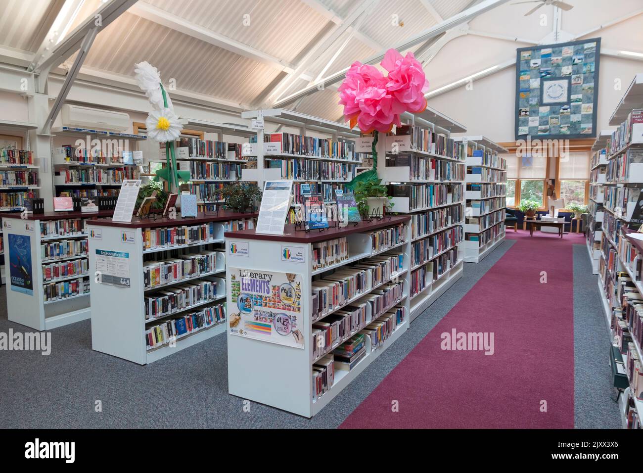 Scaffali/pile nella biblioteca pubblica di Truro, Truro, Massachusetts, Cape Cod, Stati Uniti. Foto Stock