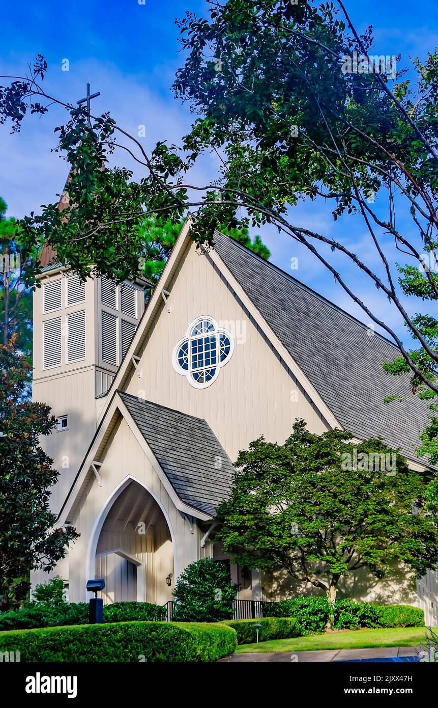 La chiesa episcopale di St. James è nella foto, 4 settembre 2022, a Fairhope, Alabama. La chiesa fu fondata nel 1918. Foto Stock