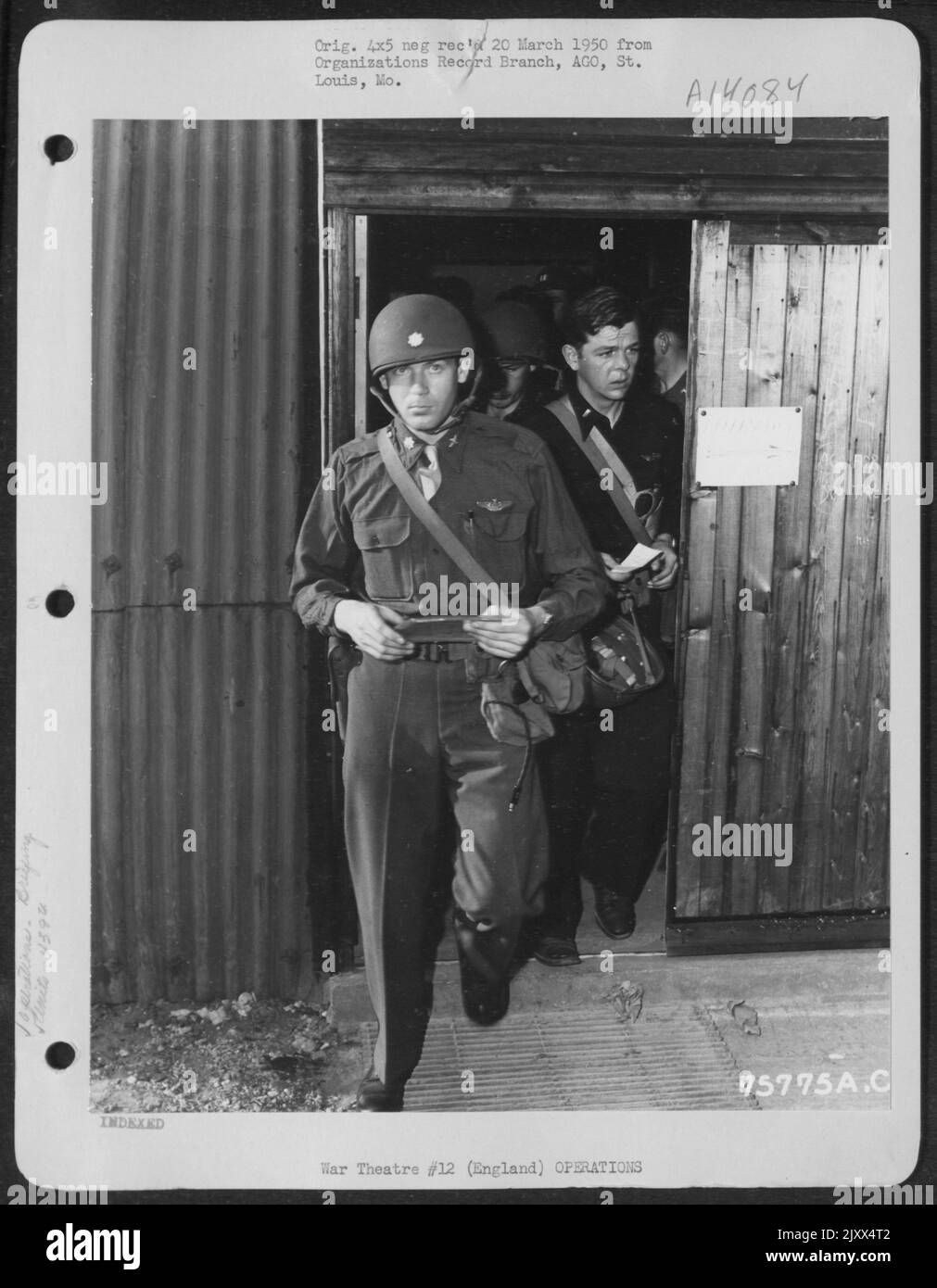 I membri del gruppo carrier delle truppe del 439Th lasciano la Briefing Room presso una base aerea da qualche parte in Inghilterra. 29 maggio 1944. Foto Stock