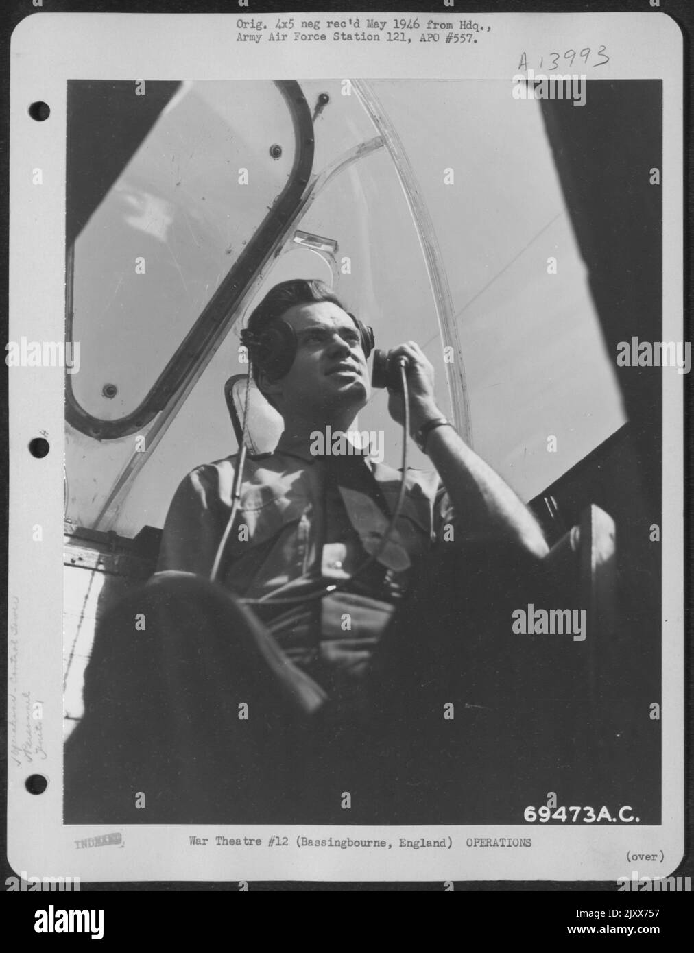 Dalla sua posizione nella cupola in Plexi-vetro di Una torre di controllo mobile, Sgt. R.B. Smith di Oklahoma City, Oklahoma ha una vista inobstruted di 360 gradi. Qui, Sgt. Smith parla, via radio, al pilota di Un aereo del gruppo bomba 91st che entra per Un atterraggio a. Foto Stock
