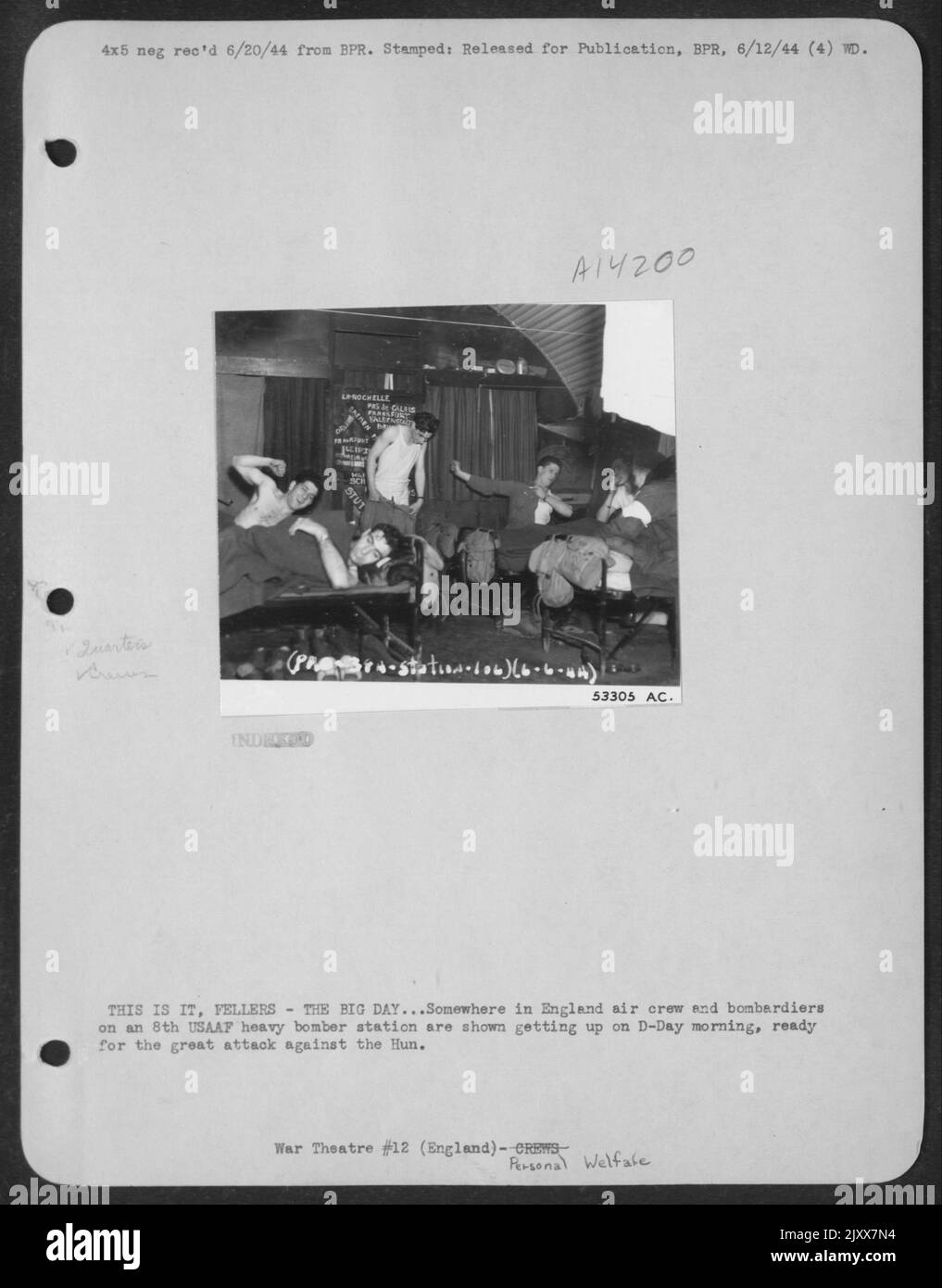 QUESTO È TUTTO, I PIÙ VENDUTI, IL GRANDE GIORNO. .. Da qualche parte in Inghilterra, l'equipaggio aereo e i bombardieri su una stazione pesante di bombardieri USAAF 8th sono mostrati alzarsi il D-Day mattina, pronti per il grande attacco contro l'Hun. Foto Stock