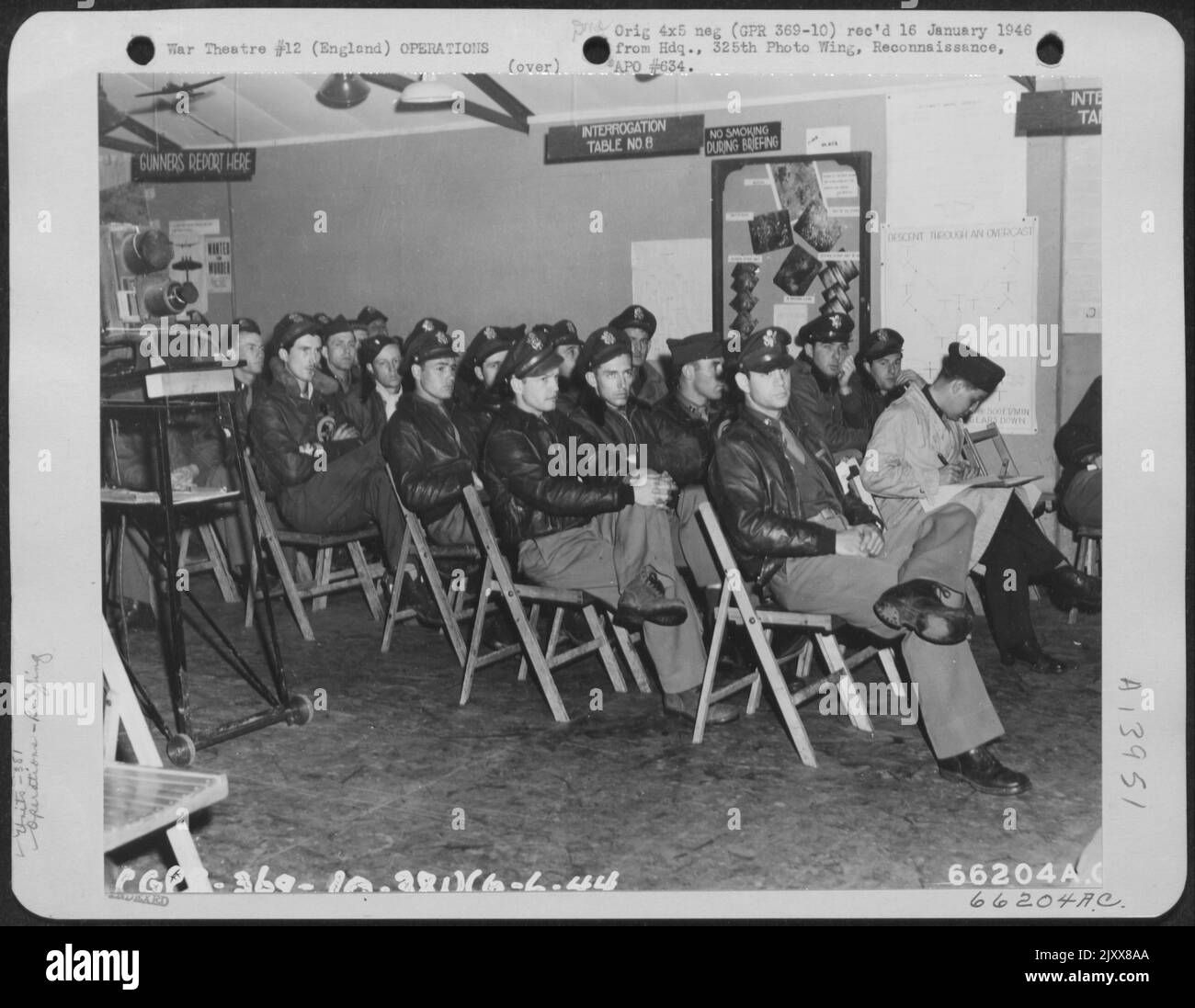 Men of the 381st Bomb Group ascolta attentamente mentre vengono informati prima del D-Day, 6 giugno 1944, Inghilterra. Foto Stock