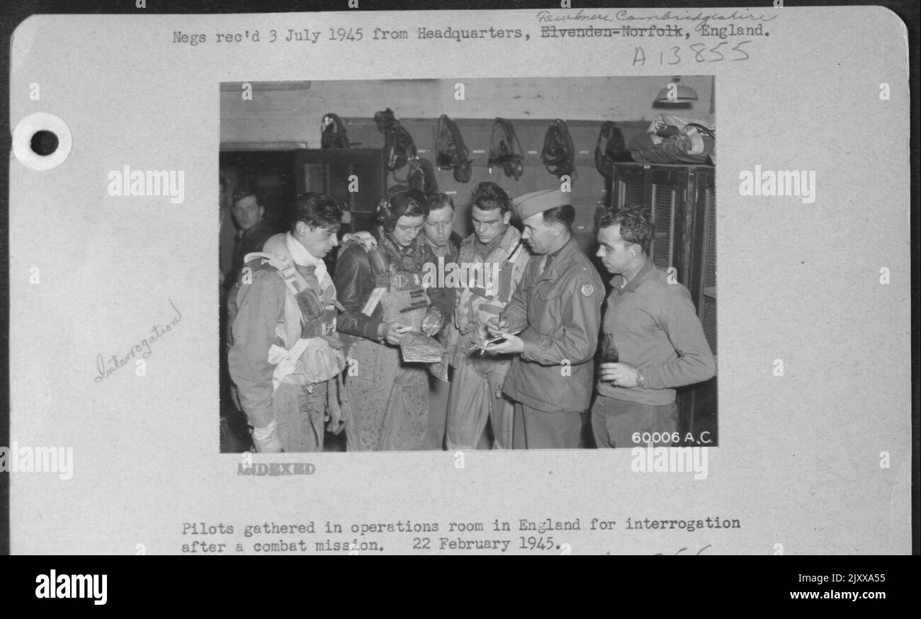 I piloti si sono riuniti nella sala operativa in Inghilterra per interrogarsi dopo Una missione di combattimento. 22 febbraio 1945. Foto Stock