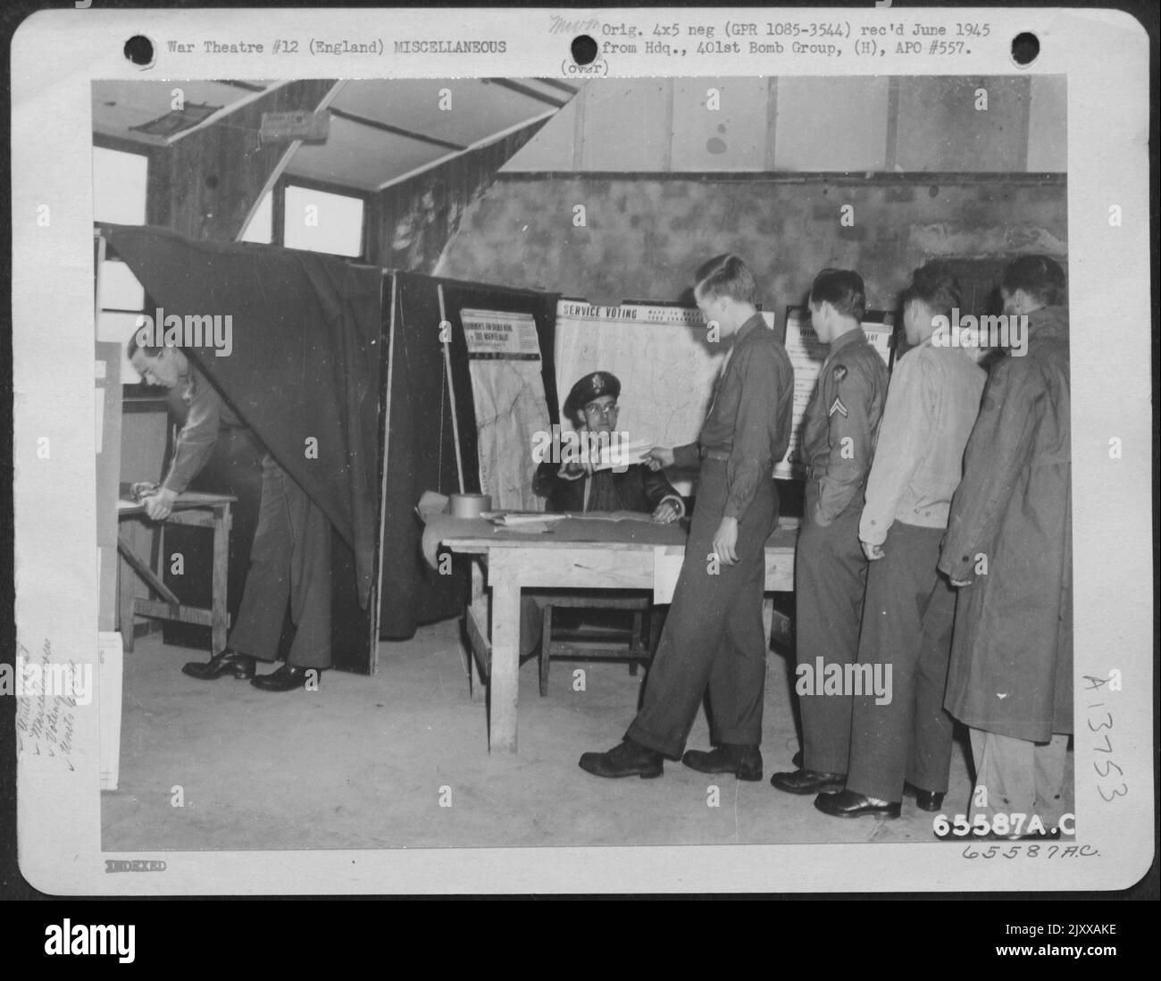 Gli uomini dello Squadrone della bomba del 615Th, 401St Gruppo della bomba, che hanno espresso i loro voti nelle elezioni nazionali del 1944. Inghilterra, 5 ottobre 1944. Foto Stock
