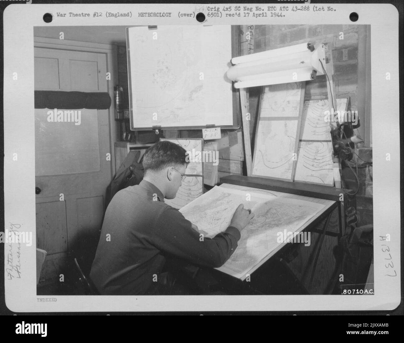 Il Lt. James D. Mcquigg analizza l'ultima carta meteorologica presso la stazione meteorologica dell'aeronautica statunitense di Devon, Inghilterra. 4 dicembre 1943. Foto Stock