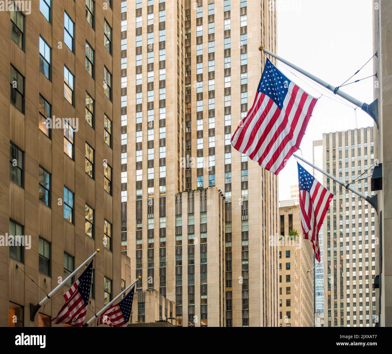 Stati Uniti d'America Stelle e strisce bandiere fuori edifici a New York City, USA Foto Stock