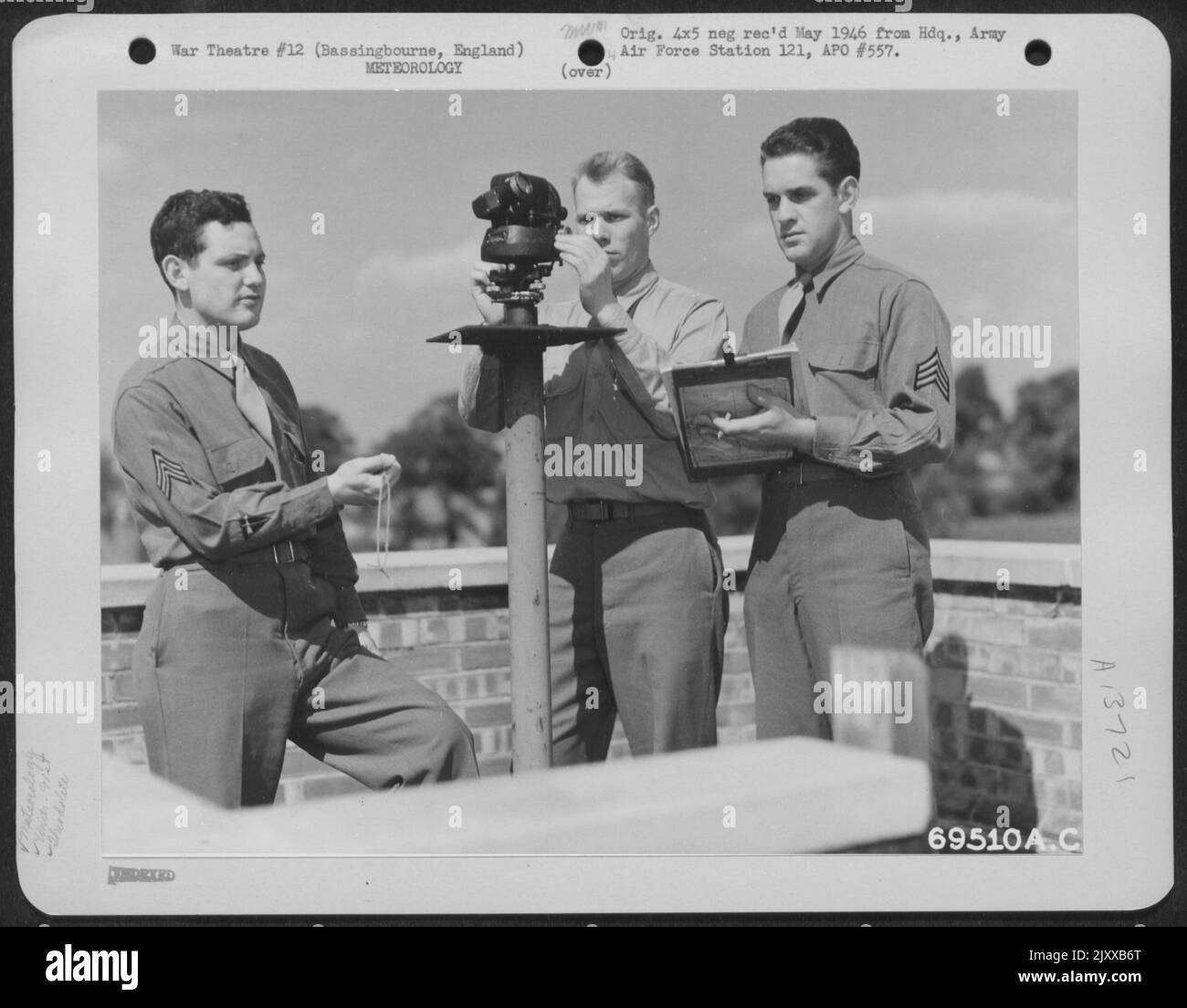 Il personale della base del gruppo di bombe 91st a Bassingbourne, Inghilterra usa Una Theodolite, Uno strumento meteorologico usato per controllare accuratamente la direzione del vento e la velocità a varie altitudini Aloft, per preparare Un rapporto meteorologico. Foto Stock