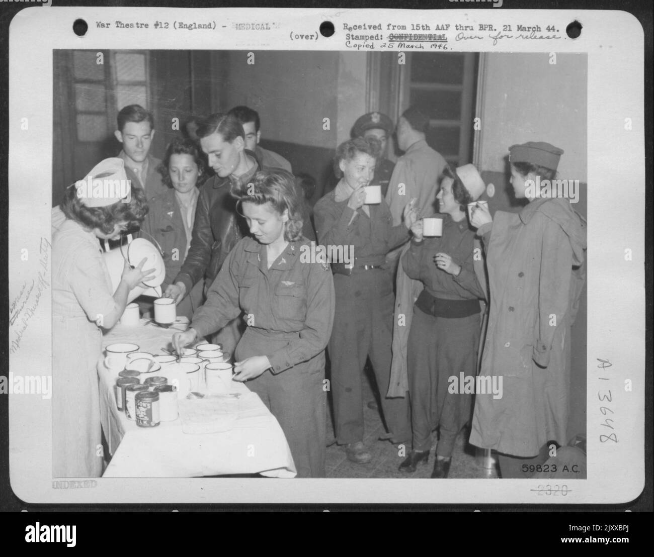 Hot Coffee ha colpito il posto come questi infermieri e uomini, membri di una unità Air Evac, scomparso per due mesi dopo che il loro aereo è stato costretto a scendere in Albania, ha raggiunto amichevoli Shores. Foto Stock