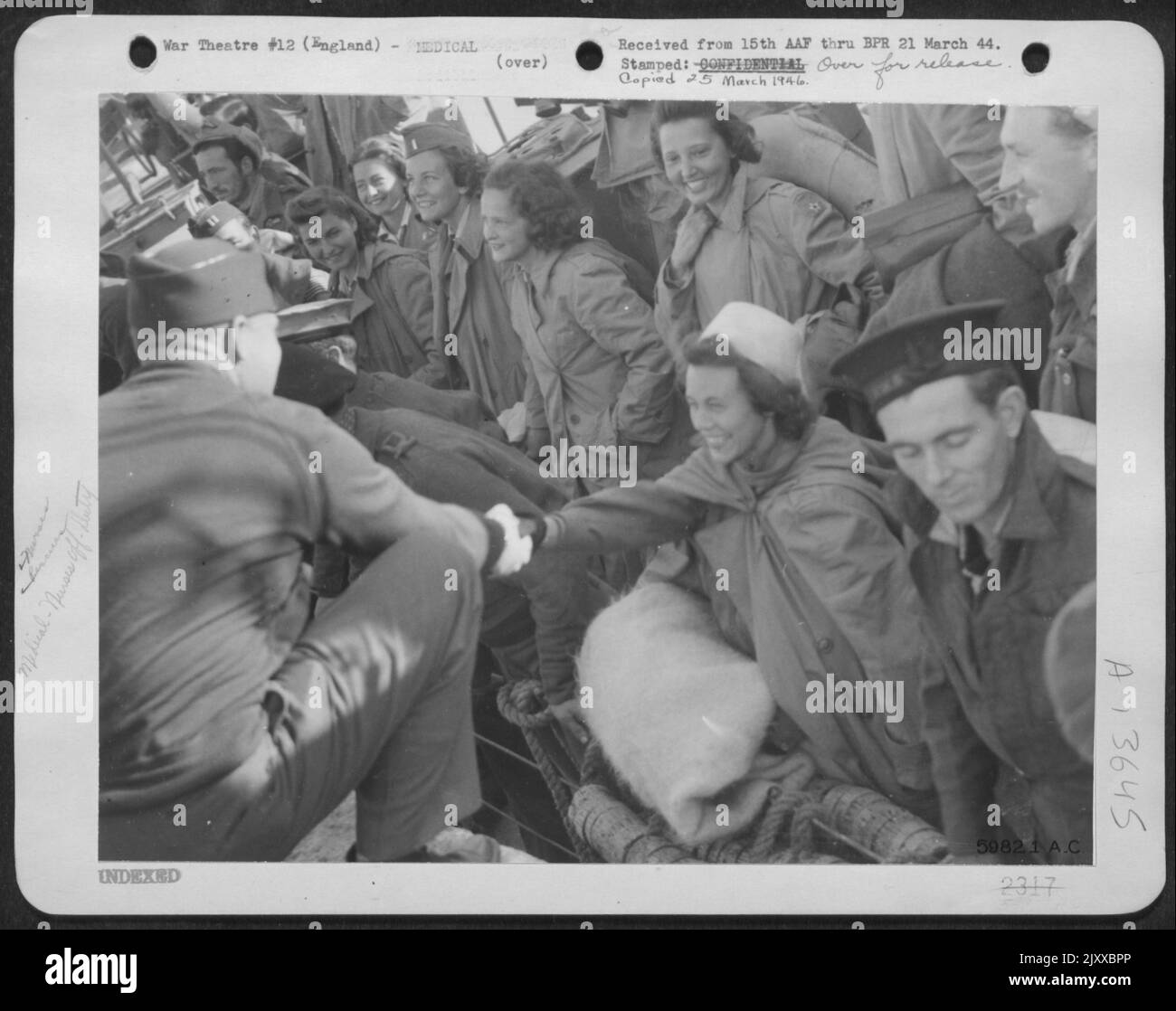 Un cordiale Handshake accoglie questi 14 infermieri e 17 uomini, membri dell'unità Air Evac scomparsi per due mesi, quando il loro aereo è stato costretto a scendere in Albania in rotta per Bari dalla Sicilia. Foto Stock