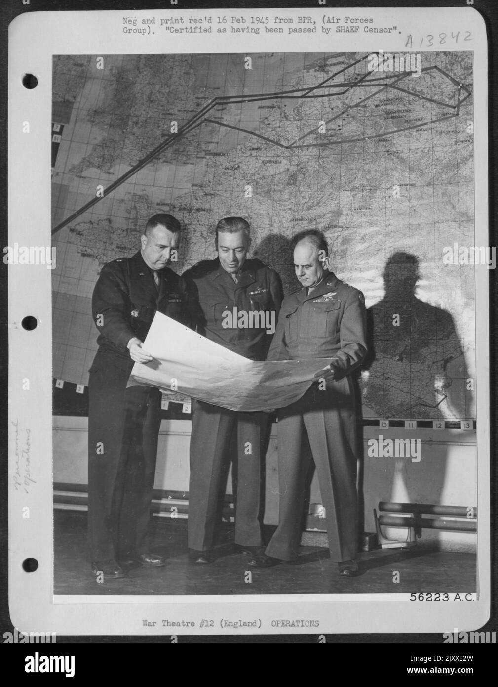 Il generale comandante degli Stati Uniti 8th AF, il generale James Doolittle, guarda su una mappa meteo con due membri del suo staff. In piedi di fronte alla mappa di una missione di Berlino, il generale Doolittle conferisce a Brig. Gen. Charles Y. Banfill Foto Stock