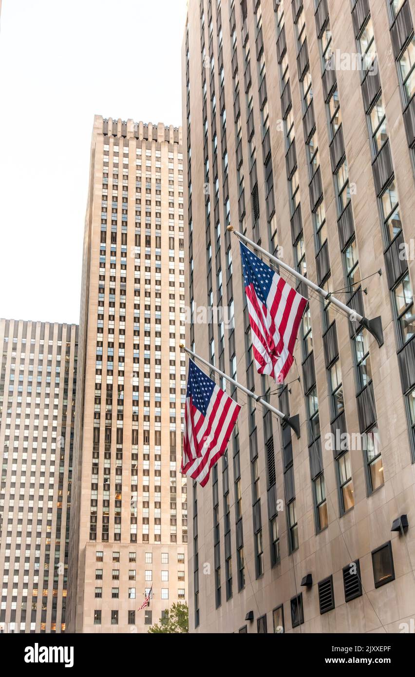 Stati Uniti d'America Stelle e strisce bandiere fuori edifici a New York City, USA Foto Stock