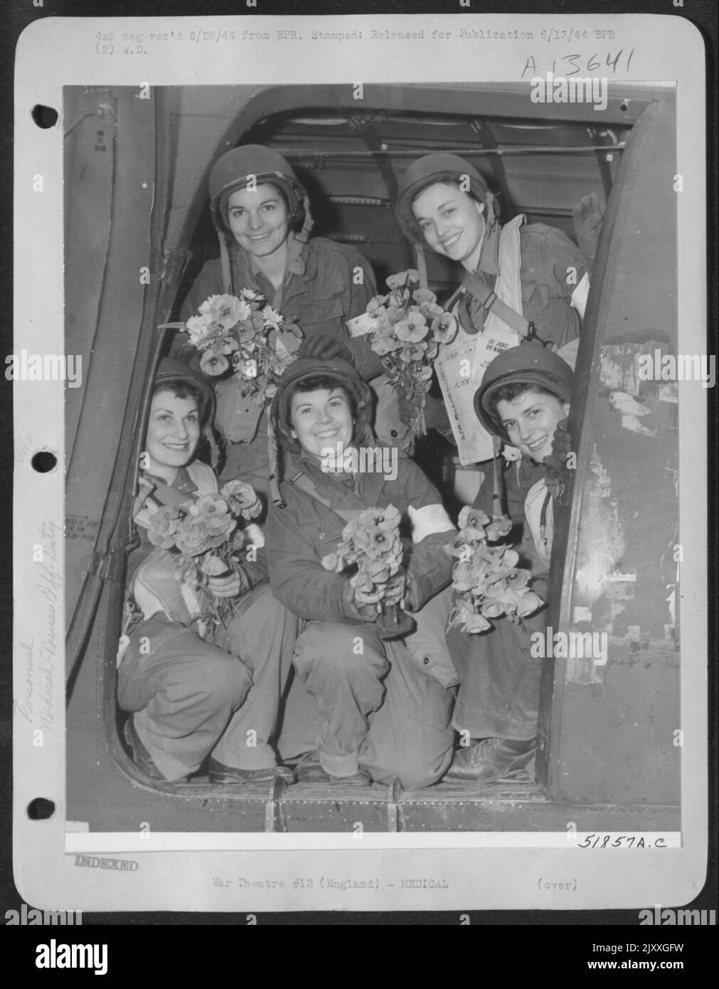 Da nessuna terra di uomo queste infermiere riportarono uomini feriti alleati. Sono state le prime donne ad atterrare sulla spiaggia sulla striscia di atterraggio di emergenza costruita da 9th ingegneri AF. Da sinistra a destra: 2nd LTS. Geovanelle, Kersey, Penn., Maria E. Foto Stock