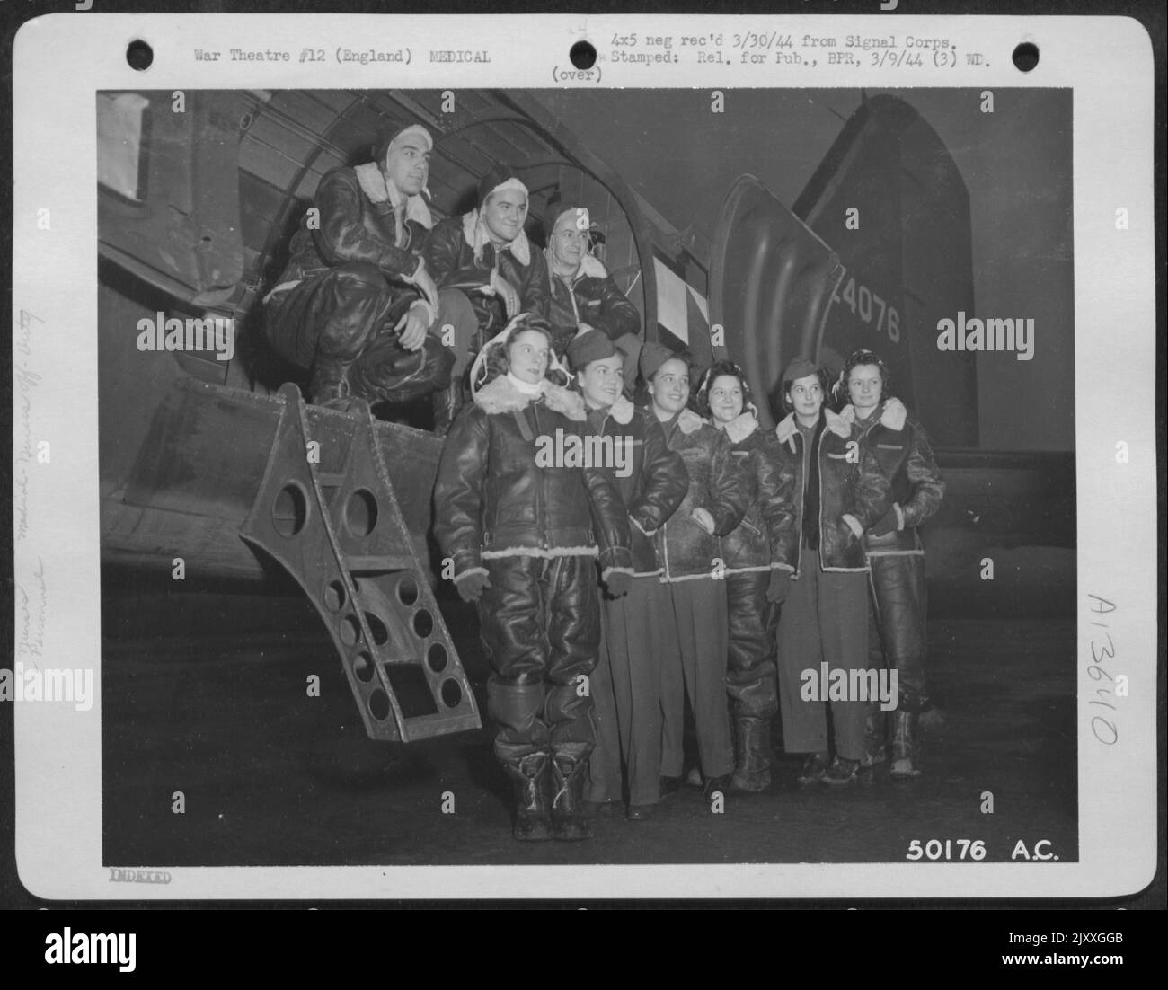 INGHILTERRA-personale di un USAAF Air Evacation Hospital Unit. In piedi, da sinistra a destra: 2nd Lt. Anna G. Rananhan, South Bend, Ind.; 2nd Lt. Etil L. Guffey, Shawnee, Okla; 2nd Lt. Marion L. Hammesch, New Rockofrd, N.D.; 2nd Lt. Dorothy C. Barlow, Foto Stock