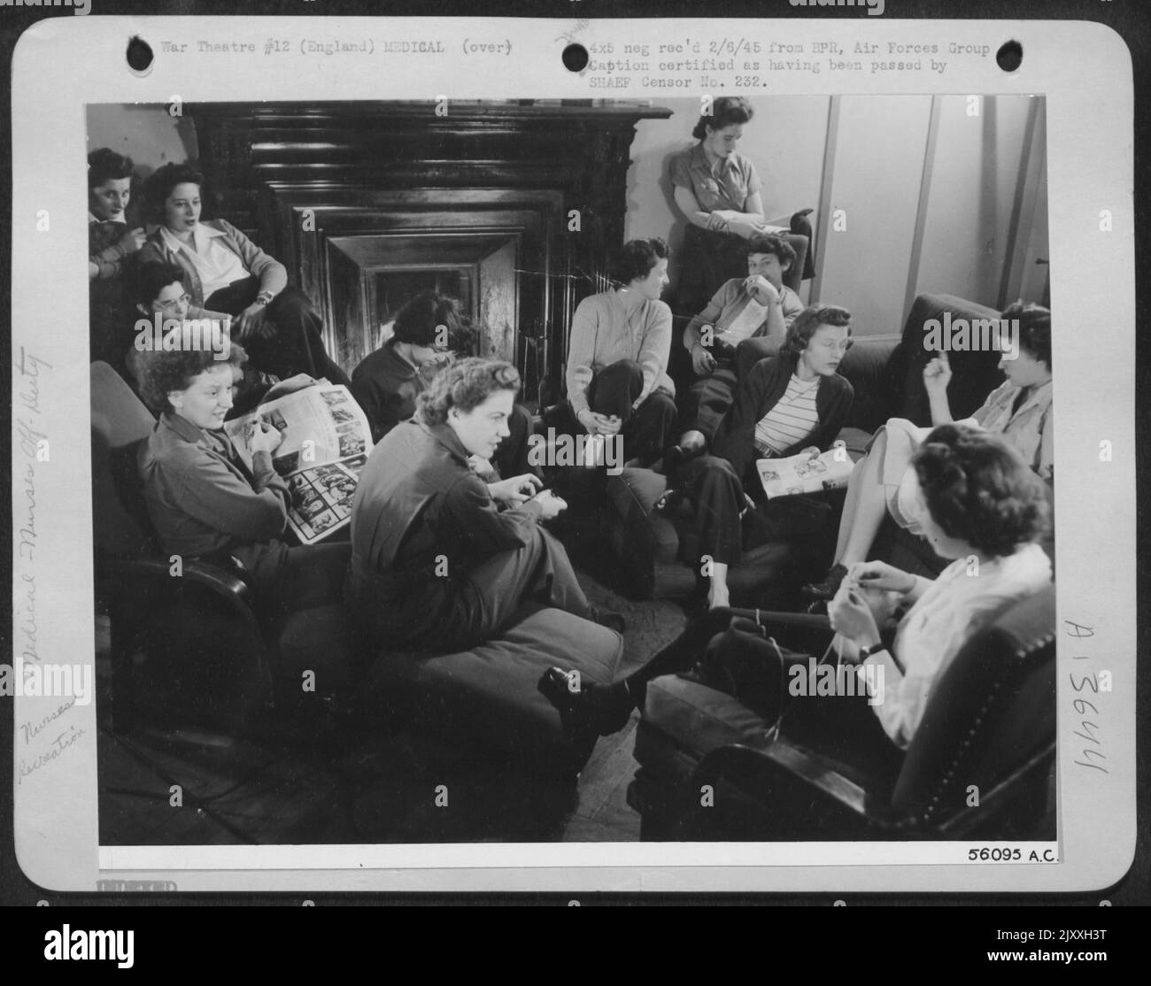 Dopo che l'ultimo Douglas C-54 Skymaster carico di carichi umani feriti è decollato, diretto per l'America, le infermiere di volo si rilassano intorno ad un fuoco nei loro quartieri a Prestwick, in Inghilterra. Foto Stock