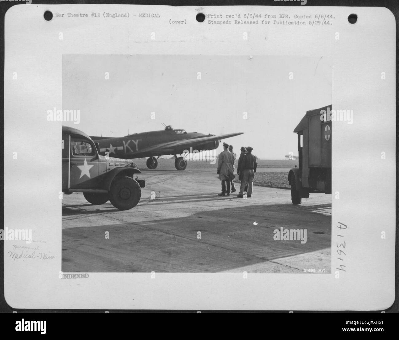 Dopo aver sparato un fiabe rosso sulla sua base di casa (un segnale che l'aereo ha ferito a bordo) questo bombardatore dell'esercito degli Stati Uniti 8th atterra e raggiunge la fine della pista. Pronto ad entrare in azione non appena l'aereo si ferma, il chirurgo Fligh, Capt. George Foto Stock
