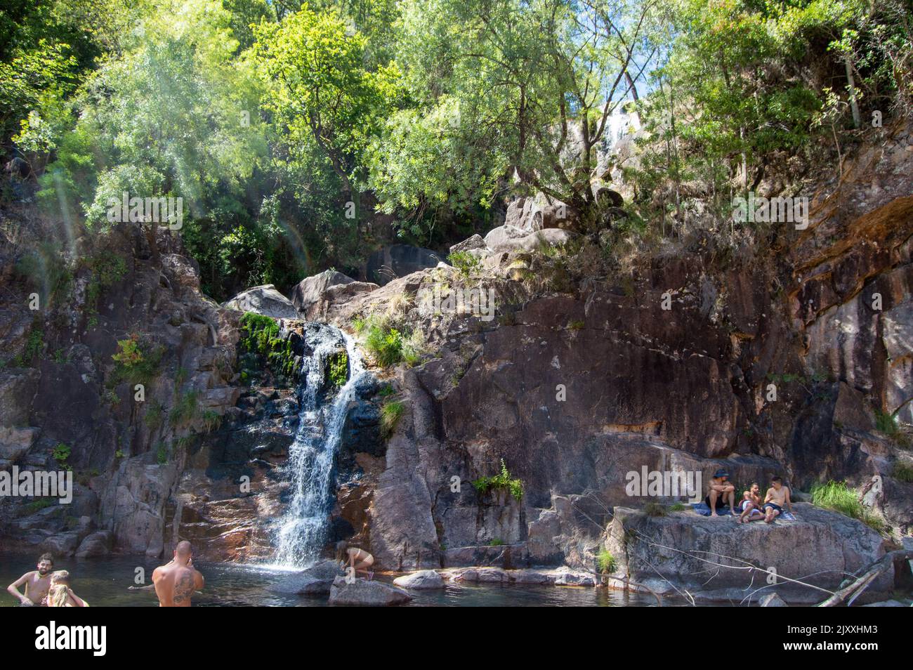 Un ottimo posto per fare un bagno durante l'estate. Cascata de São Miguel, Portela do Homem, Gerês Foto Stock