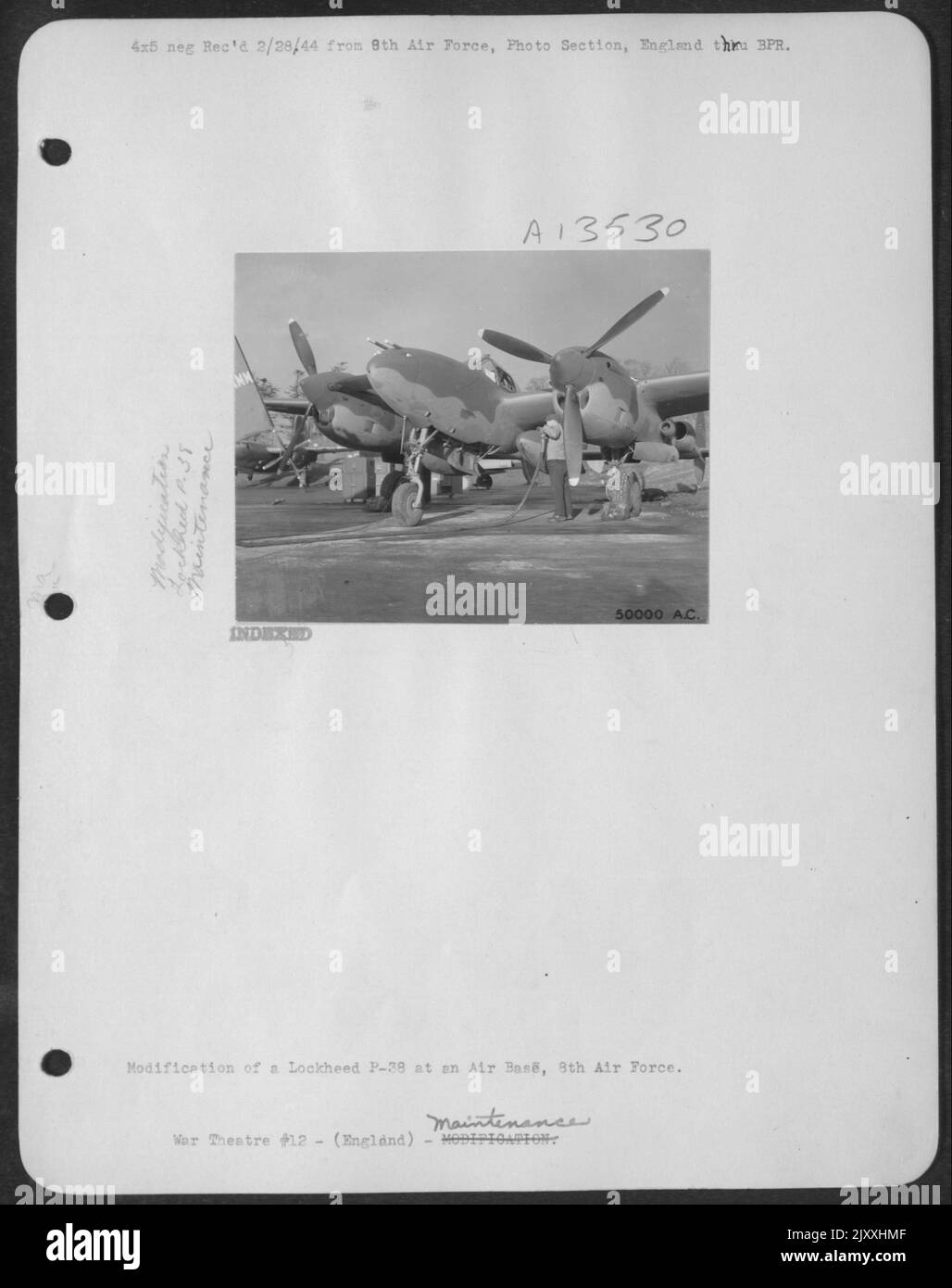 SGT. Tony A. Cardella, 924 E. 3rd St., Monroe, Michigan., rifornisce l'aereo da combattimento P-51 di ACE Capt. Don S. gentile. Foto Stock