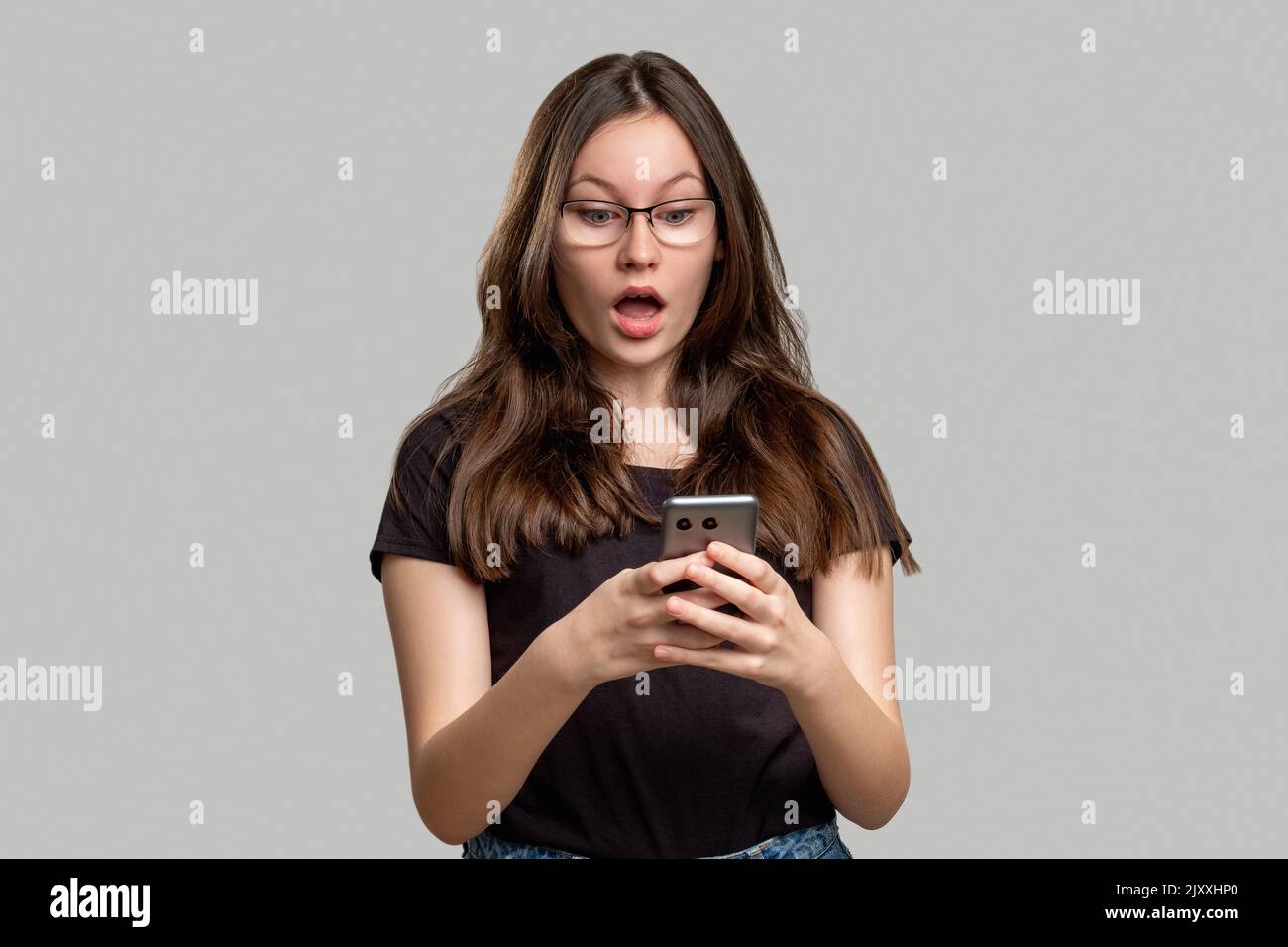 scioccato donna ritratto schiacciante telefono delle notizie Foto Stock