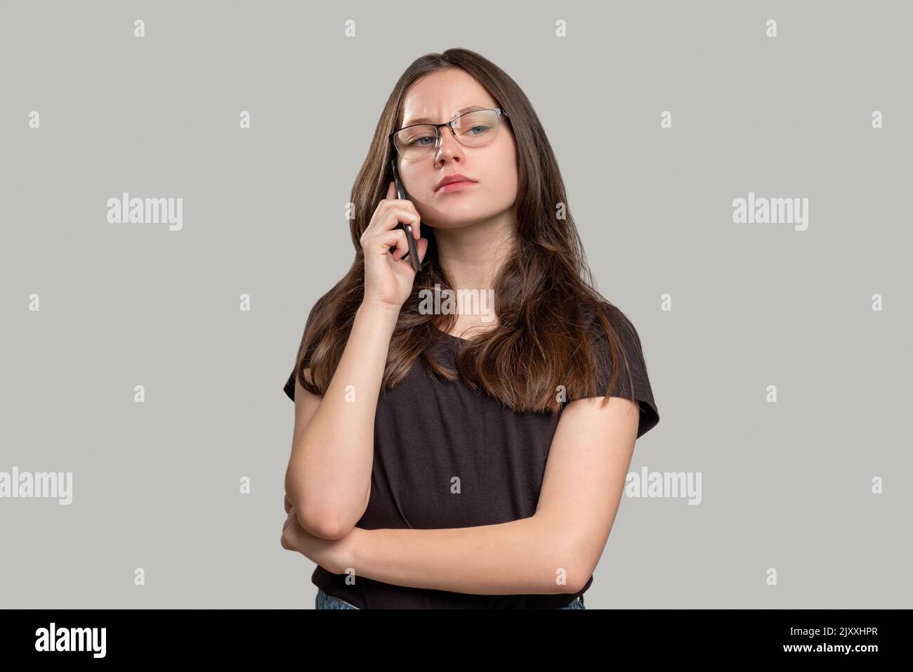 inquietante chiamata telefono truffa scettica donna spam Foto Stock