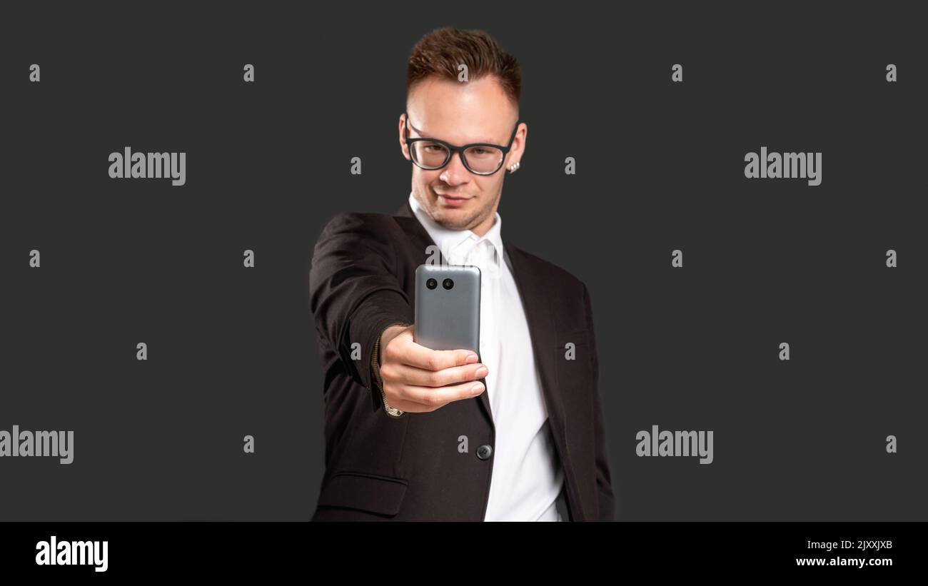 social media dipendenza uomo d'affari selfie telefono Foto Stock