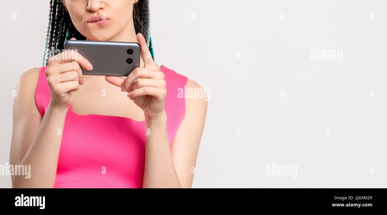 smartphone con trecce donna stile di vita di z generazione Foto Stock