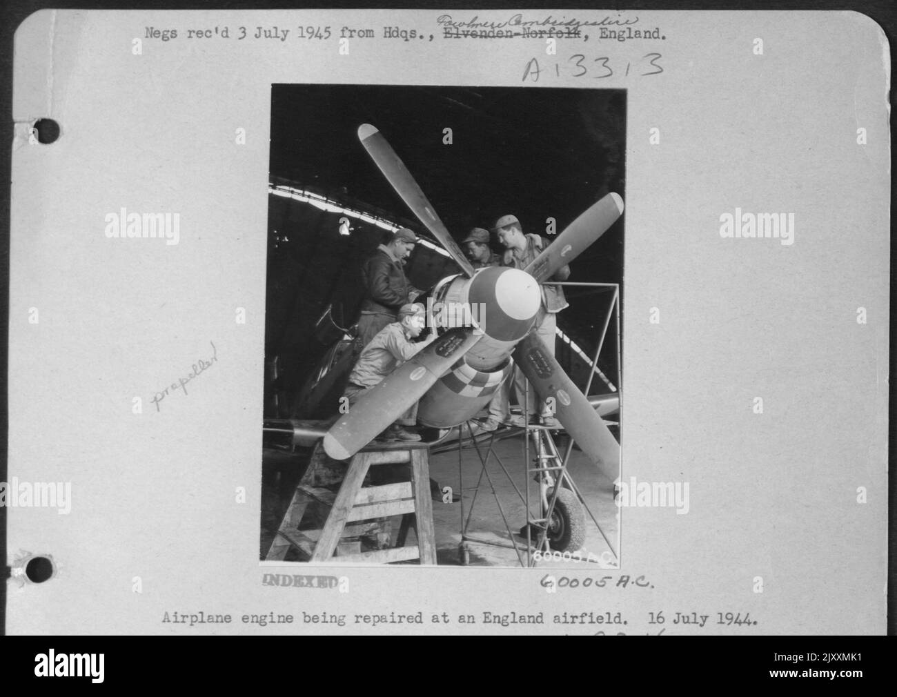Motore di aeroplano in riparazione presso un campo aereo dell'Inghilterra. 16 luglio 1944. Foto Stock