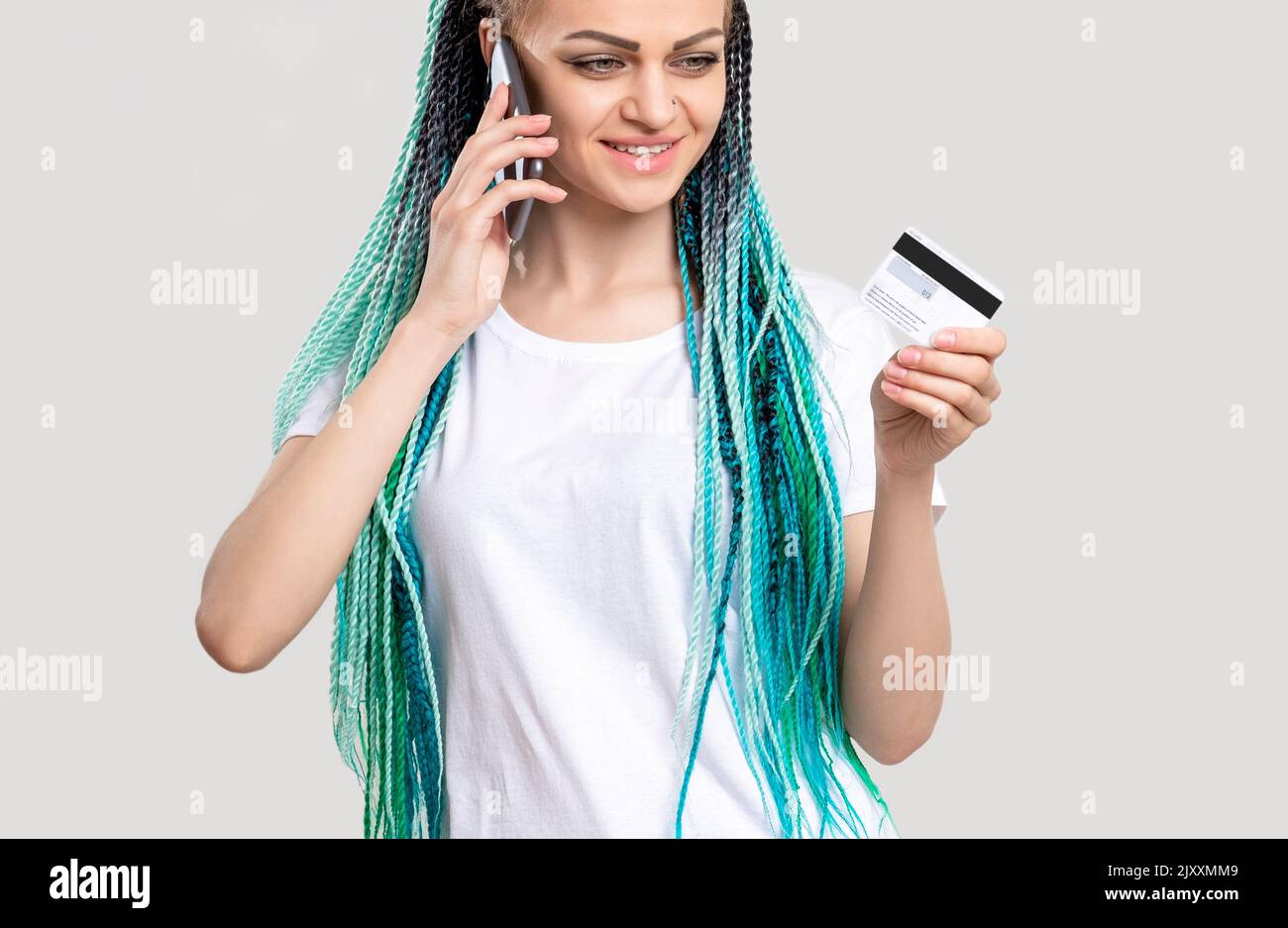 carta di credito per trecce capelli blu donna di generazione z Foto Stock