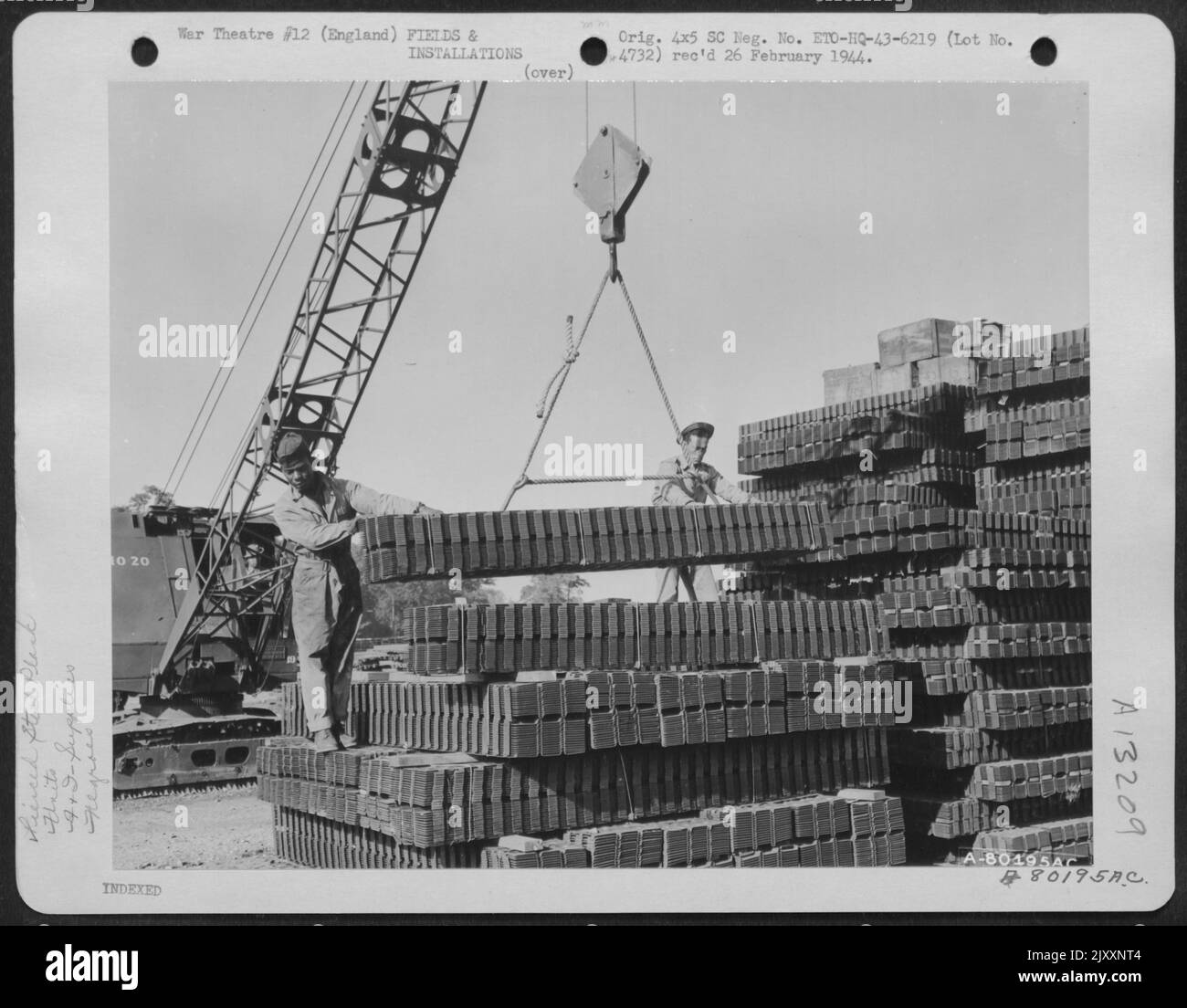 Membri dei 434Th Engineering Stack Landing Mats con l'aiuto di Landing Mat Hooks for Storage all'ippodromo di Newbury, Berks, Inghilterra. Gli uomini sono, da sinistra a destra: Pvt. James Dykes, Brooklyn, N.Y. e Pvt. Arnold, so. Detroit, 24 ago Foto Stock
