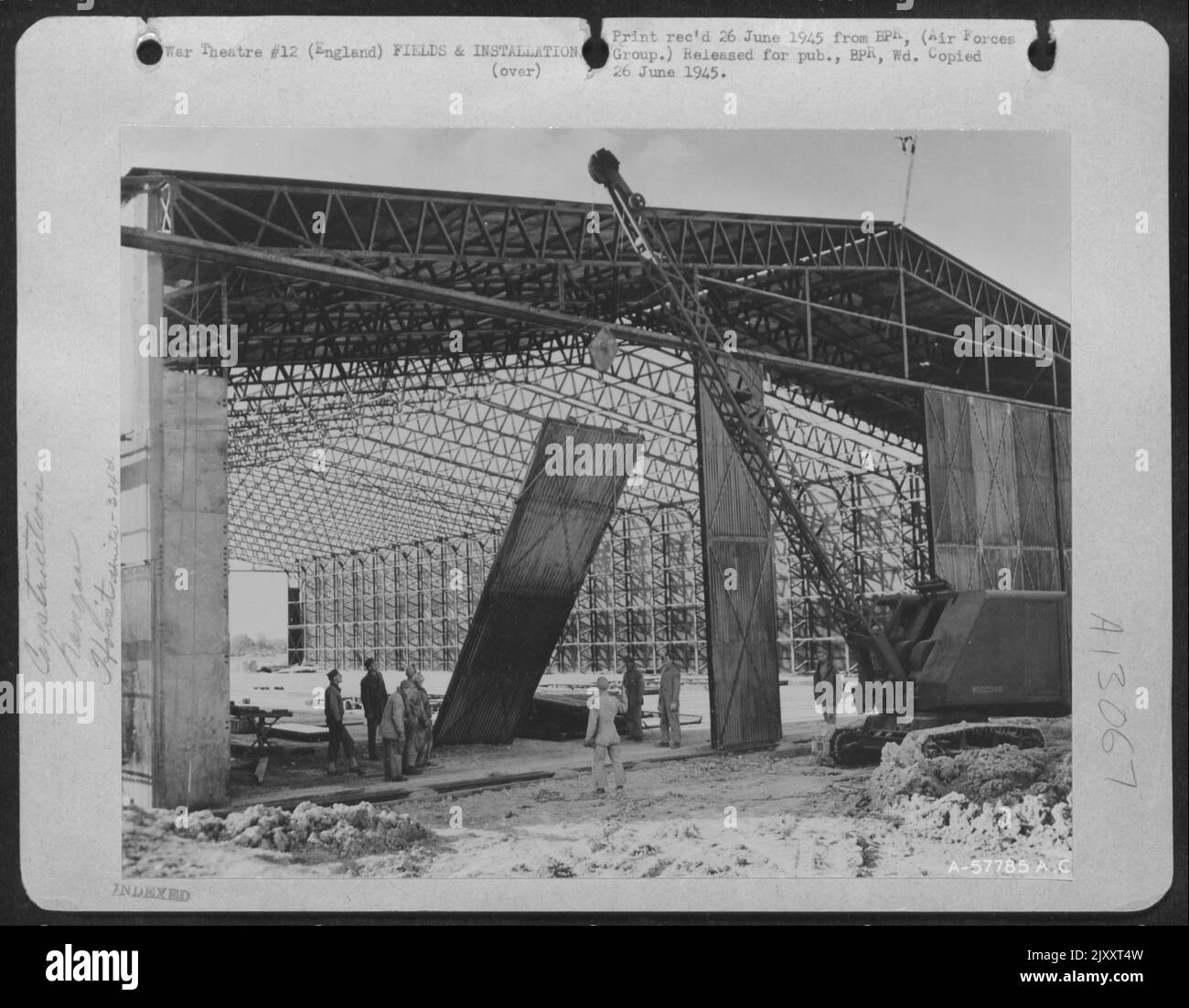 Membri di un ingegnere Battaglione costruire Un Hangar in un Airdrome in qualche luogo in Inghilterra, Swing Una porta di 1.500 sterline in luogo. 1943. 834Th Battaglione Aviazione Ingegnere, corrispondente Verde, Inghilterra. Foto Stock