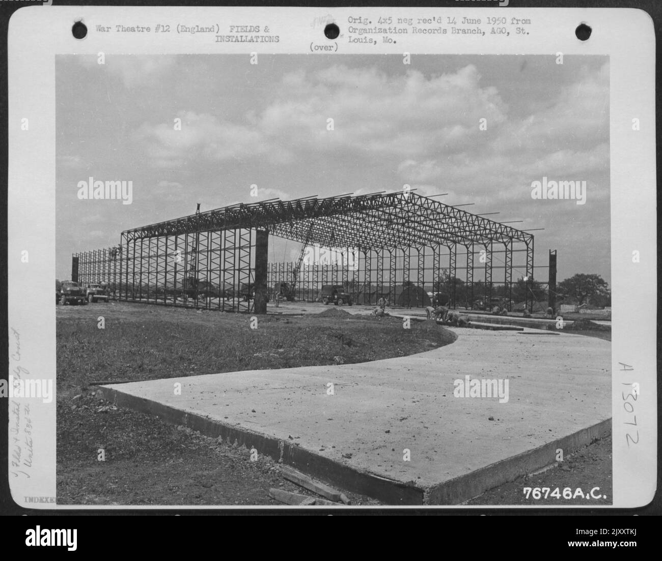 Men of the Engineer Aviation Battalion del 834Th costruisce Un Hangar presso un campo di aviazione a Matching, Inghilterra. 22 maggio 1943. Foto Stock