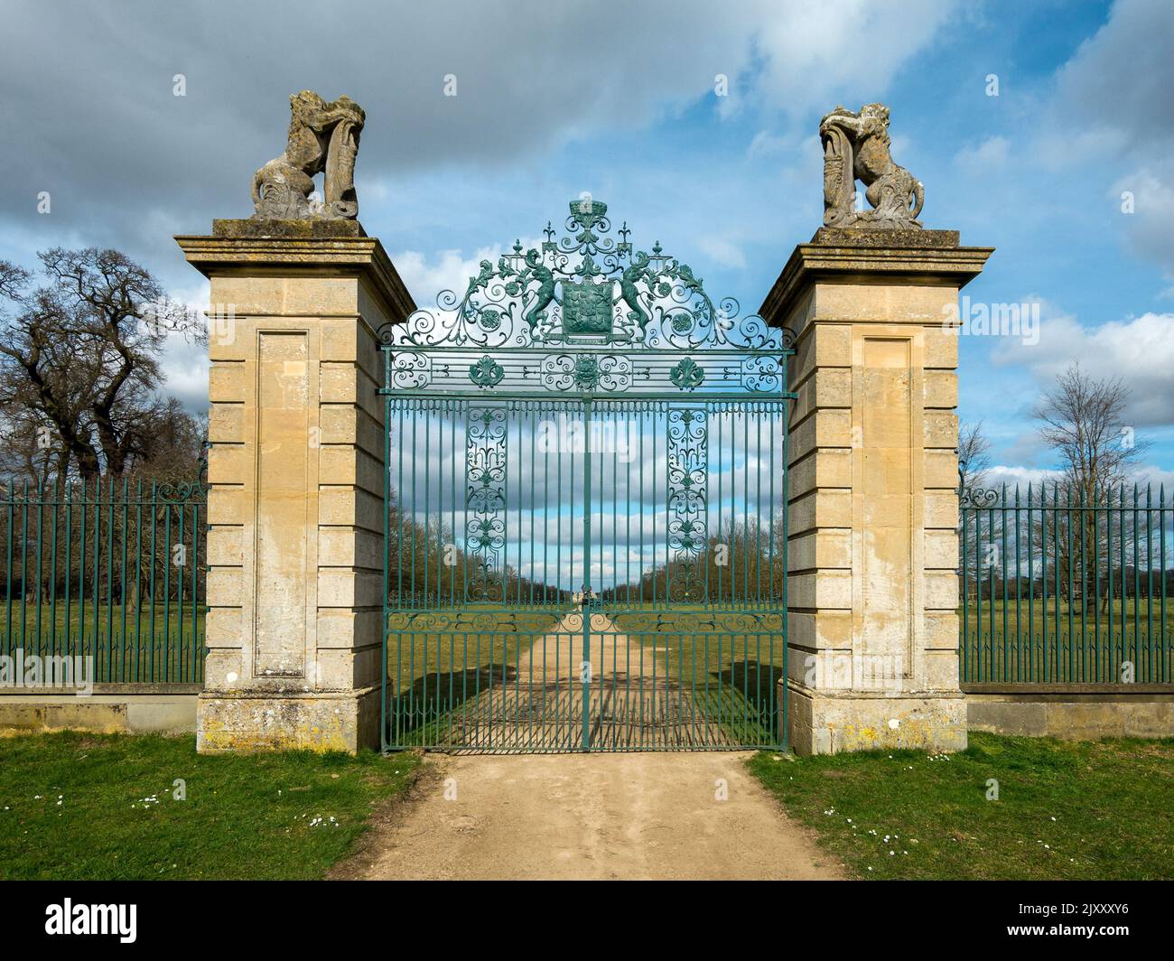I cancelli d'ingresso di Grantham e guida per Belton Park e la tenuta di Belton House, Grantham, Lincolnshire, Inghilterra, Regno Unito Foto Stock
