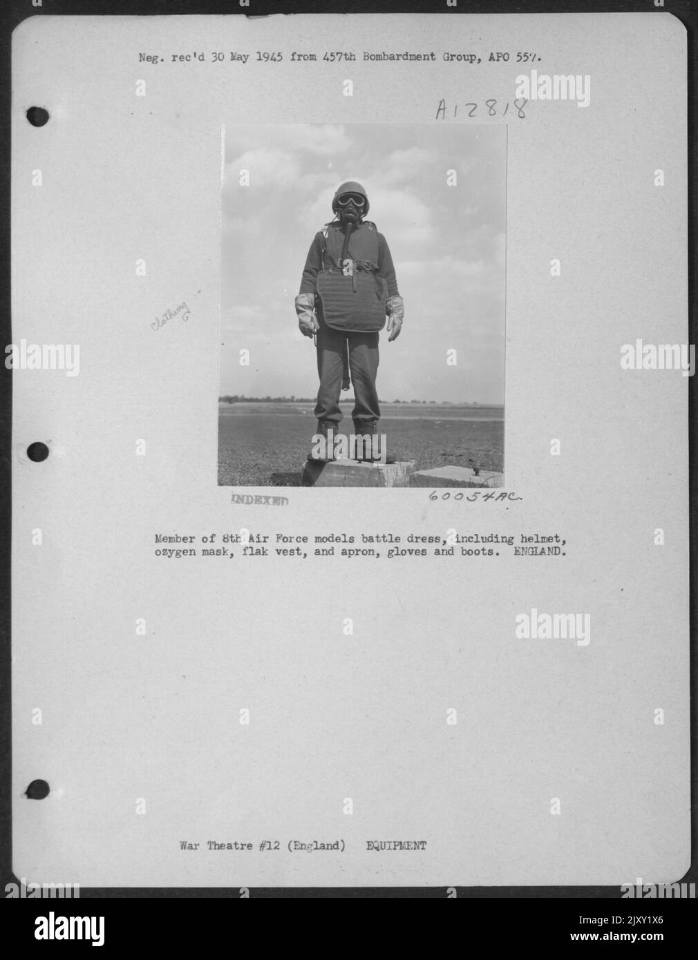 Membro del 8th Air Force Models Battle Dress, tra cui casco, maschera di ossigeno, gilet Flak e grembiule, Guanti e stivali. Inghilterra. Foto Stock