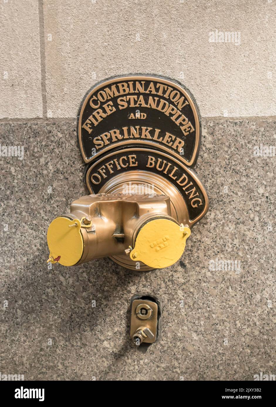 Combinazione di stativo antincendio e sprinkler all'esterno dell'edificio a NWE York, USA Foto Stock