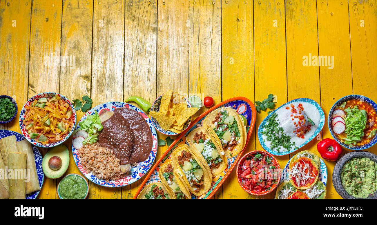 Cibo messicano festivo per il giorno dell'indipendenza - independencia peperoncini en nogada, tacos al pastor, chalupas pozole, tamales, pollo con salsa di poblano talpa Foto Stock