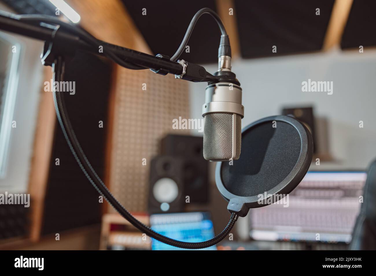 Messa a fuoco morbida sul microfono professionale sul posto di lavoro per la trasmissione. Spazio per prove musicali. Studio di registrazione del suono Foto Stock