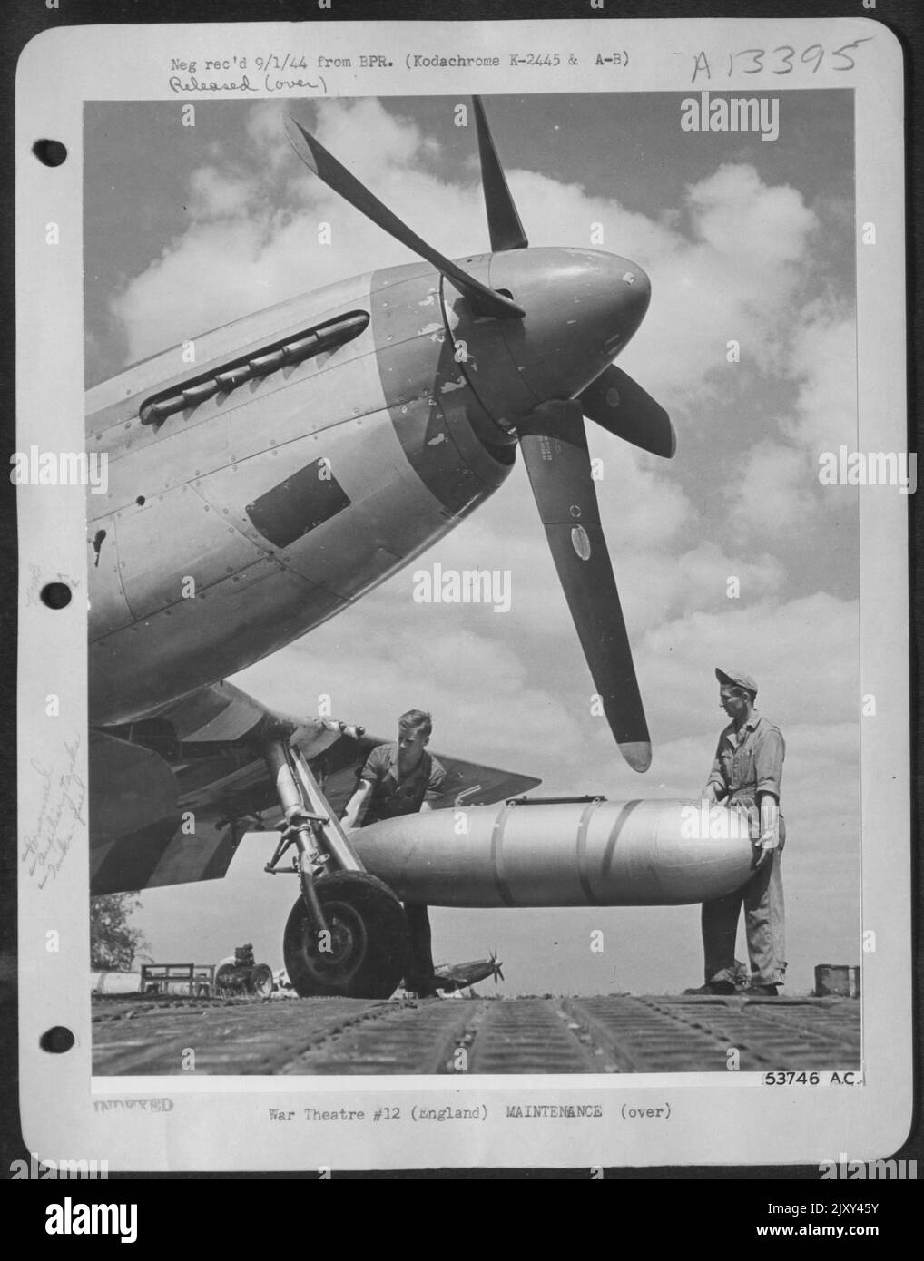 INGHILTERRA-il Nord America P-51 Mustang aerei da caccia trasportano due serbatoi di gas supplementari o ausiliari, uno sotto ogni ala. Questo permette a questo aereo veloce di fare spazzate più lunghe sul territorio detenuto dal nemico. Preparandosi il serbatoio di luogo sotto l'ala sono Foto Stock