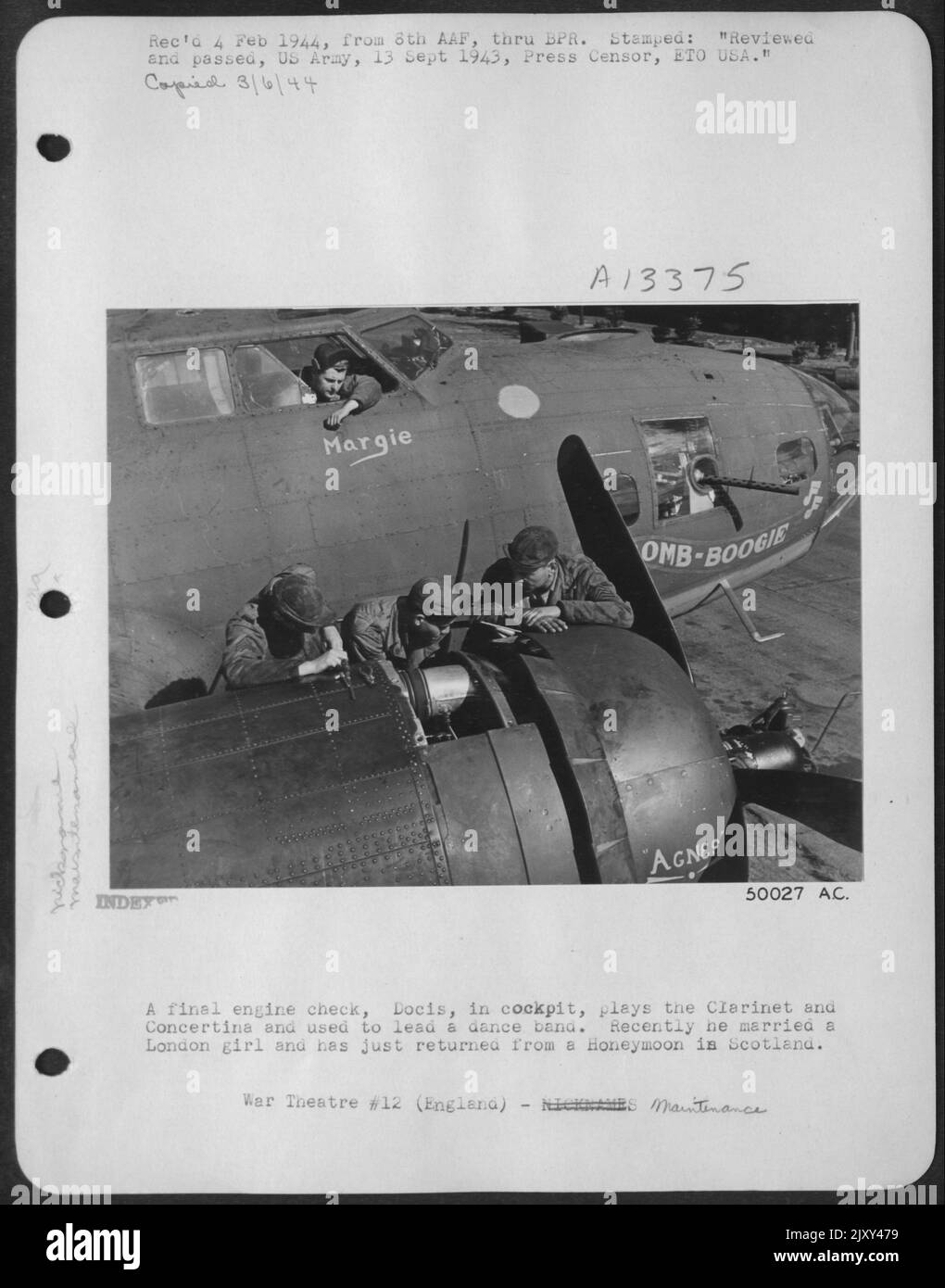 Un controllo finale del motore, Docis, in cabina di pilotaggio, suona il clarinetto e la concertina e ha usato per dirigere una band da ballo. Recentemente ha sposato una ragazza londinese ed è appena tornato da una luna di miele in Scozia. Foto Stock