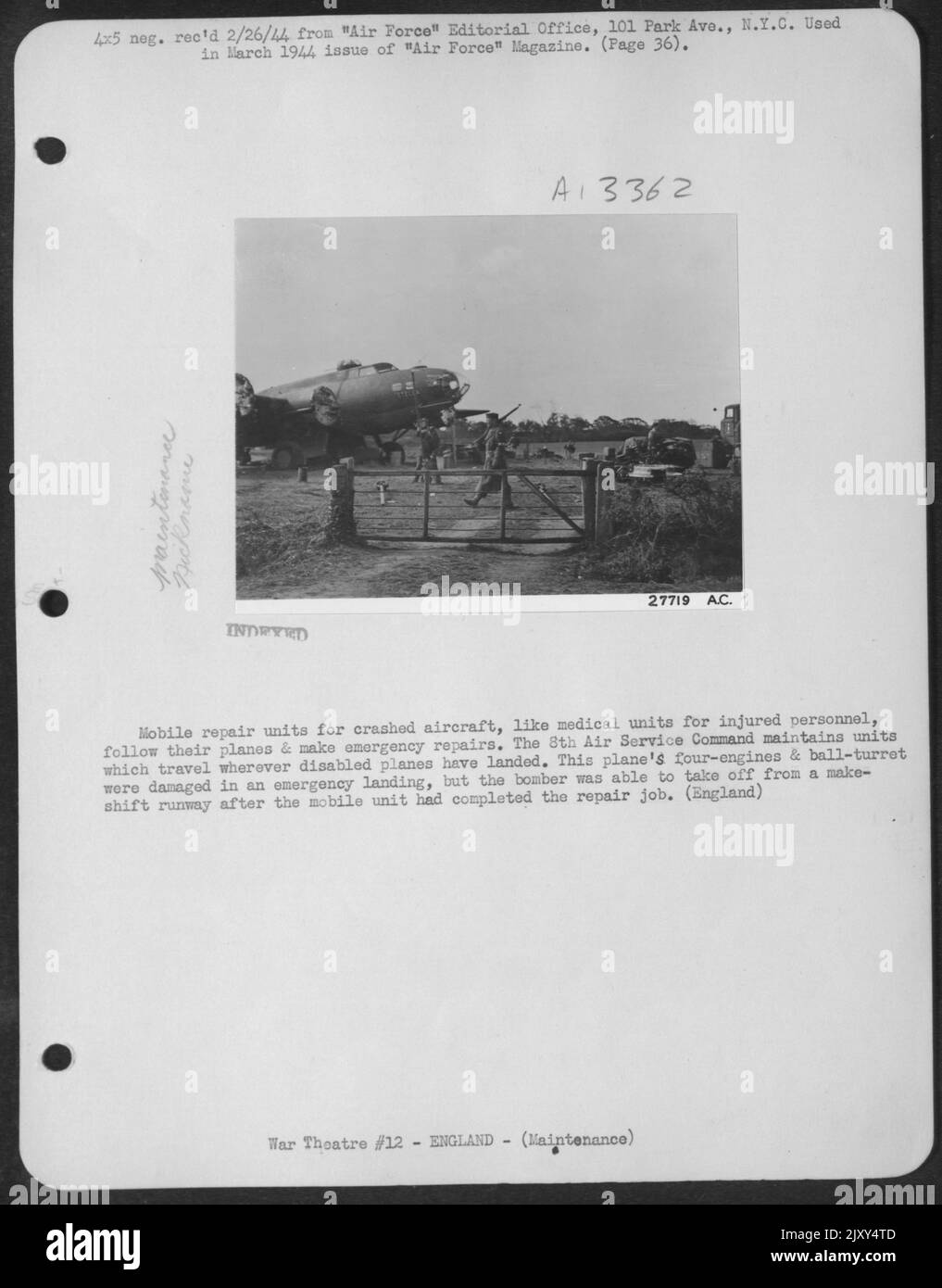 Unità mobili di riparazione per aerei in crash, come unità mediche per il personale ferito, ofllow i loro aerei e fare riparazioni di emergenza. Il 8th Air Service Command mantiene le unità che viaggiano ovunque siano atterrati aerei disabili. Quattro motori di questo aereo Foto Stock