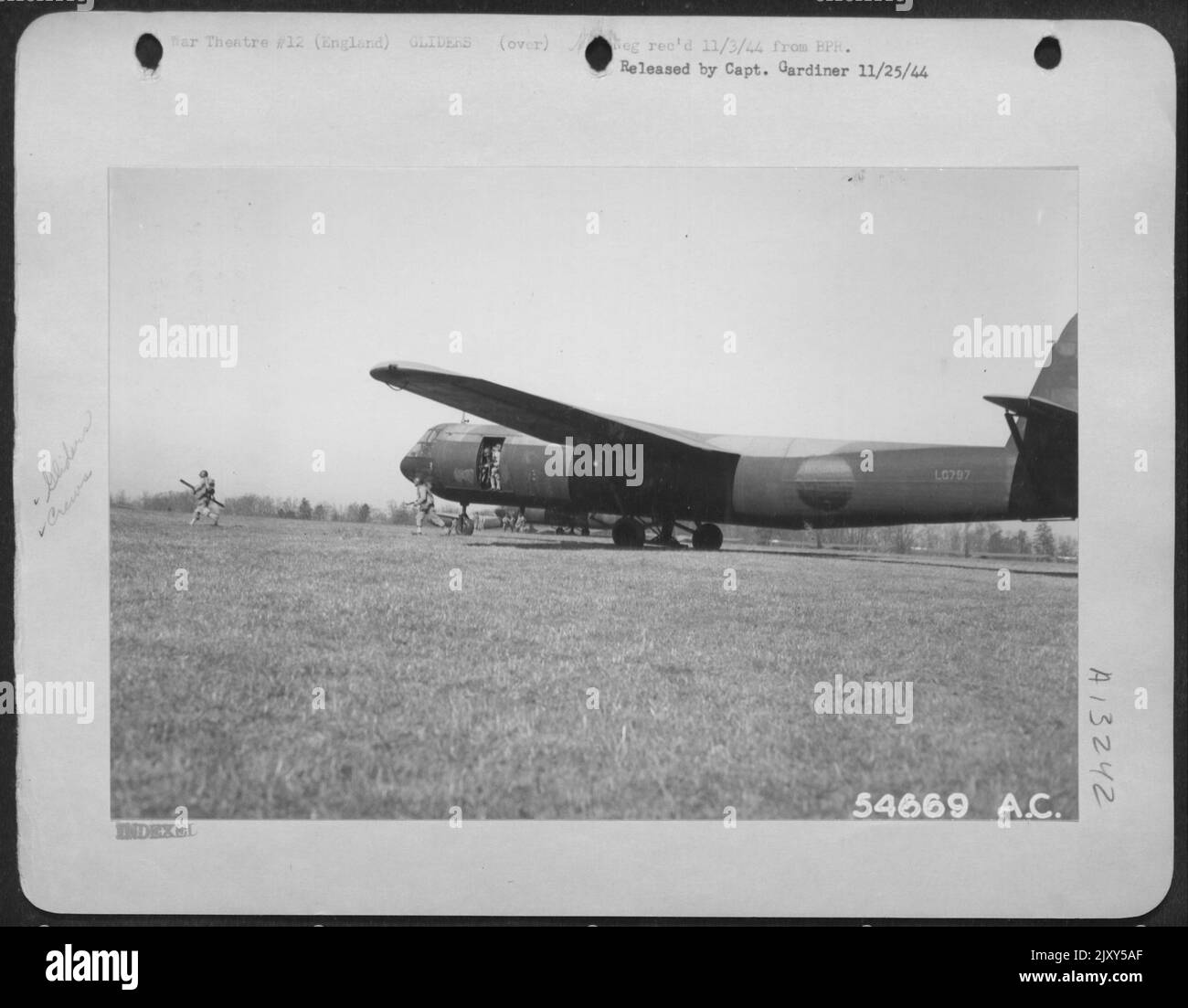 Gli uomini di una divisione aerea americana sono visti scaricare da un gigante di tipo 'Horsa' inglese-fatto aliante. La foto è stata fatta durante gli esercizi del comando portatore della truppa dell'aeronautica 9th in Inghilterra. Foto Stock