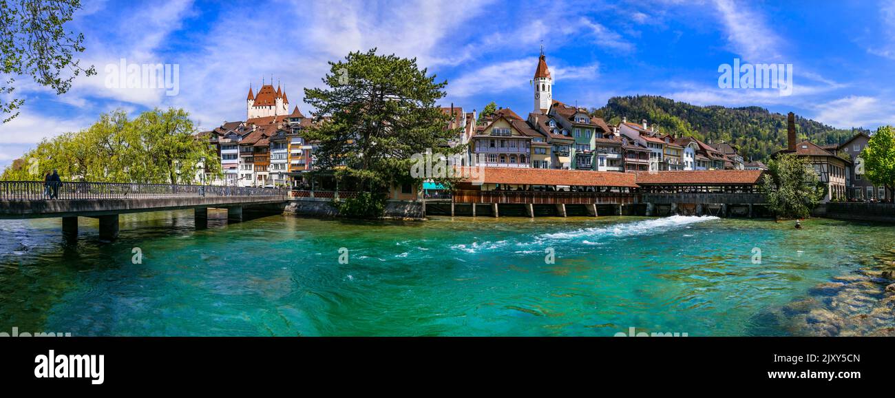 Viaggi e punti di riferimento della Svizzera. Famoso lago Thun e Thun città con castello medievale popolare destinazione turistica Foto Stock