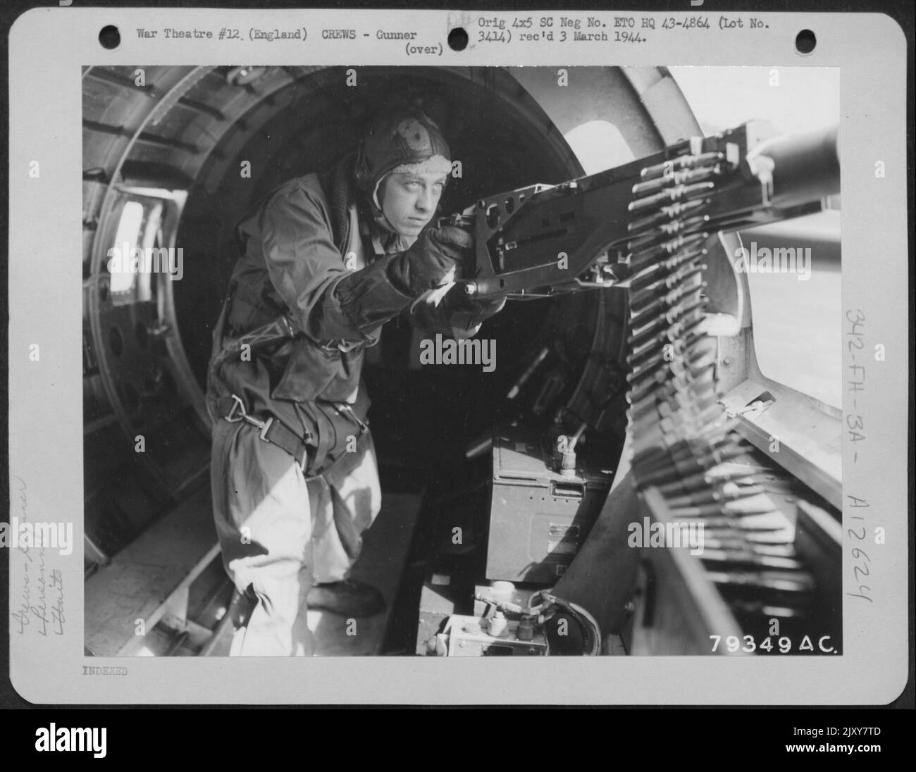 S/Sgt. Maynard H. Smith di Caro, Michigan., Ball Turret Gunner su Un Boeing B-17 è mostrato in posizione sull'aereo durante Una Missione dalla sua base in Inghilterra. SGT. Smith ricevette la Medaglia d'onore del Congresso per la sua azione sul suo primo volo operativo W. Foto Stock