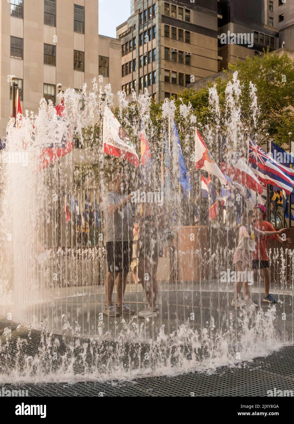 Persone nelle fontane d'acqua in una calda giornata estiva a Manhattan, New York, USA Foto Stock