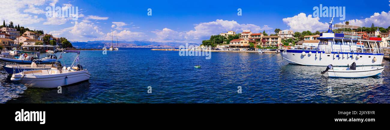 Grecia, Corfù ionian Island. Vista di Kassiopi tradizionale villaggio di pescatori - popolare destinazione turistica Foto Stock